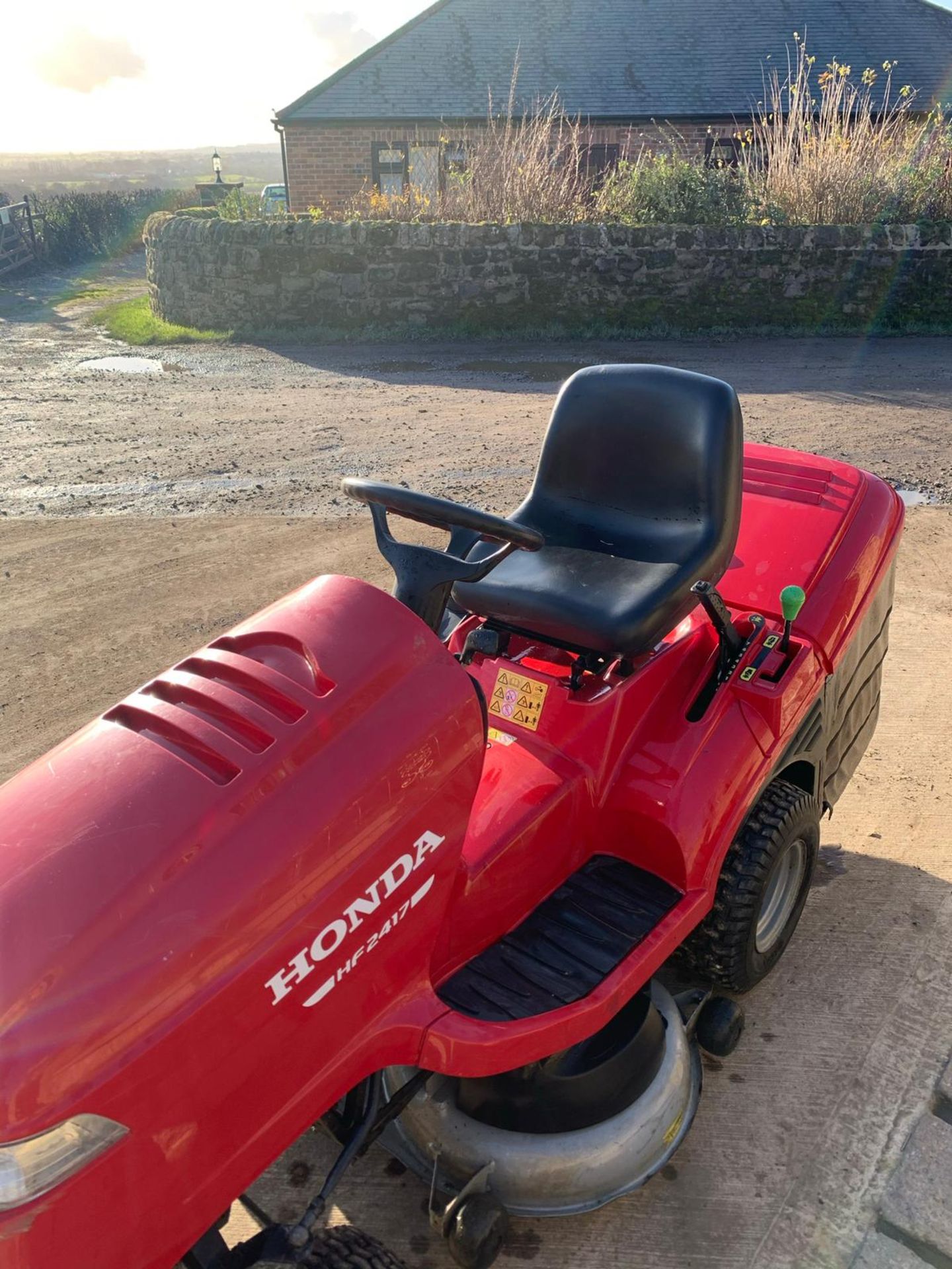 HONDA HF2417 RIDE ON MOWER, RUNS, DRIVES AND CUTS, CLEAN MACHINE, NEW SHAPE, LOW 61 HOURS *NO VAT* - Image 4 of 5