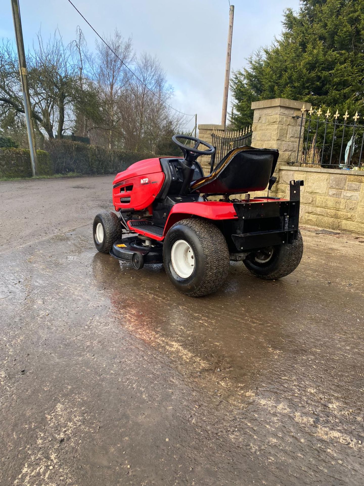 MTD H/165 HYDRO RIDE ON LAWN MOWER, RUNS, DRIVES AND CUTS, CLEAN MACHINE *NO VAT* - Image 5 of 7