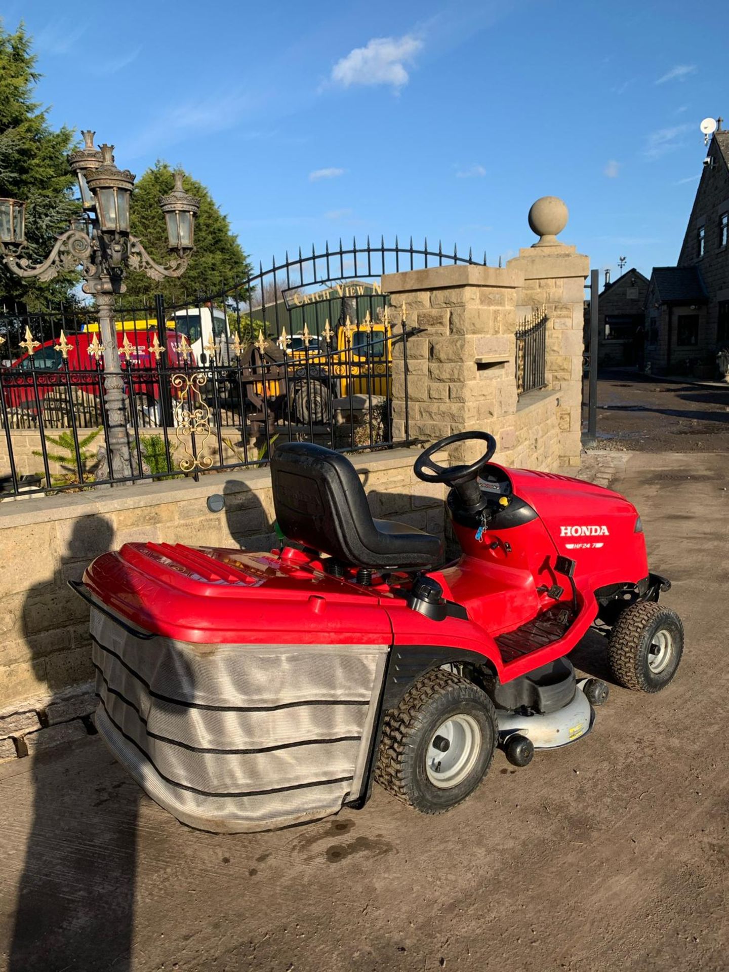 HONDA HF2417 RIDE ON MOWER, RUNS, DRIVES AND CUTS, CLEAN MACHINE, NEW SHAPE, LOW 61 HOURS *NO VAT* - Image 2 of 5