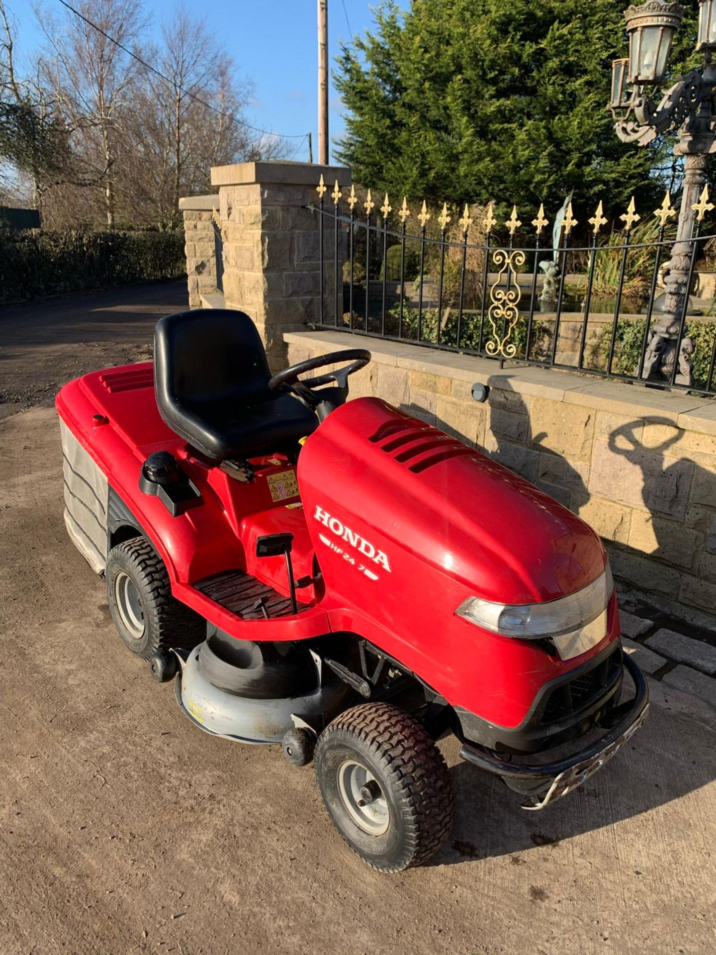 HONDA HF2417 RIDE ON MOWER, RUNS, DRIVES AND CUTS, CLEAN MACHINE, NEW SHAPE, LOW 61 HOURS *NO VAT*