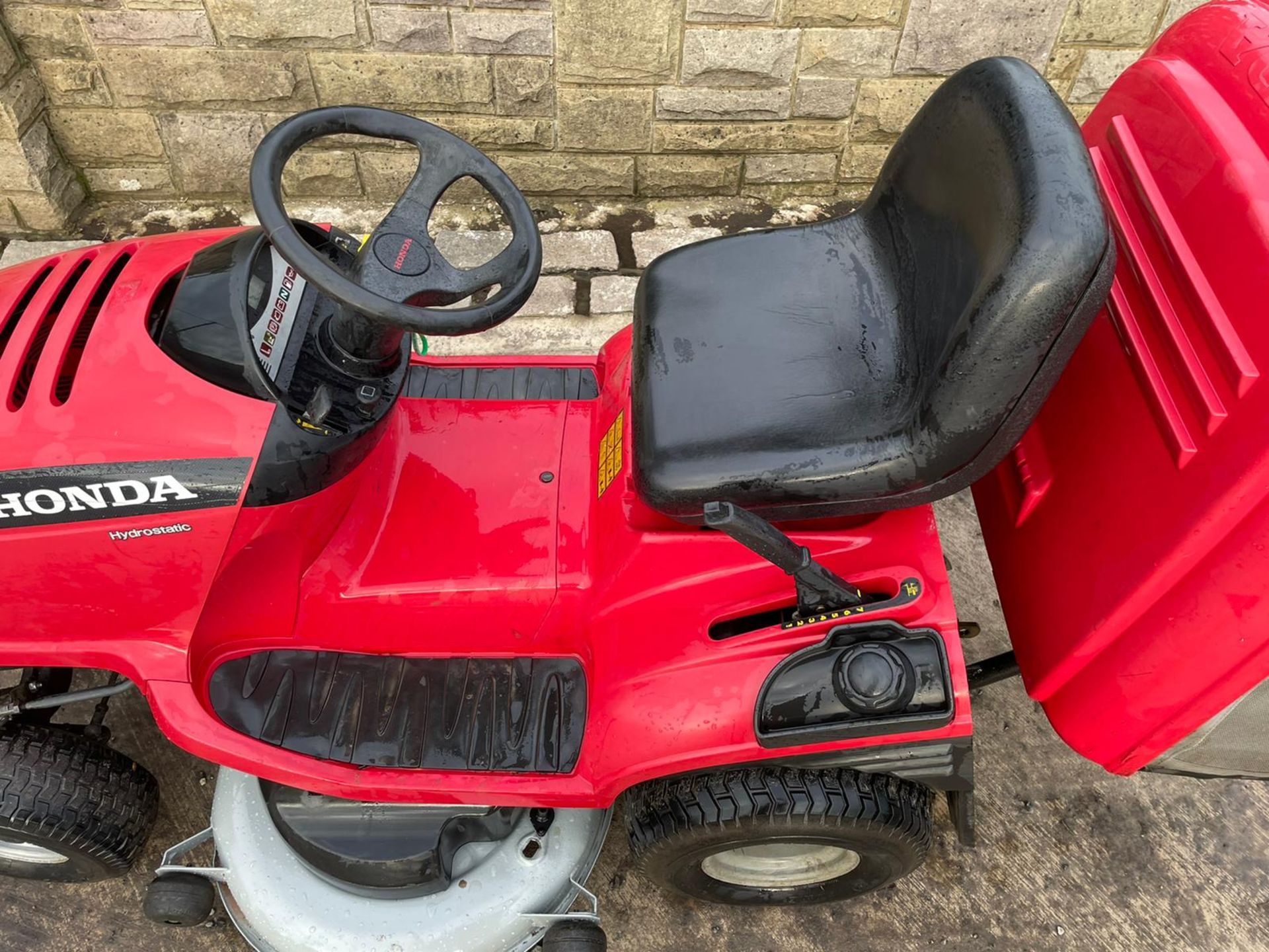 HONDA 2620 V TWIN RIDE ON MOWER, RUNS, DRIVES AND CUTS, CLEAN MACHINE, ELECTRIC COLLECTOR *NO VAT* - Image 7 of 7