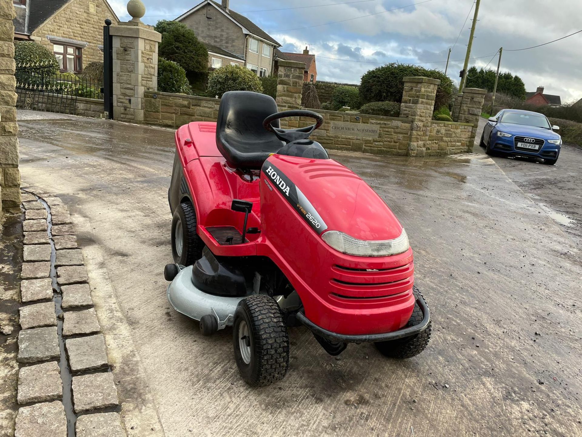 HONDA 2620 V TWIN RIDE ON MOWER, RUNS, DRIVES AND CUTS, CLEAN MACHINE, ELECTRIC COLLECTOR *NO VAT* - Image 3 of 7