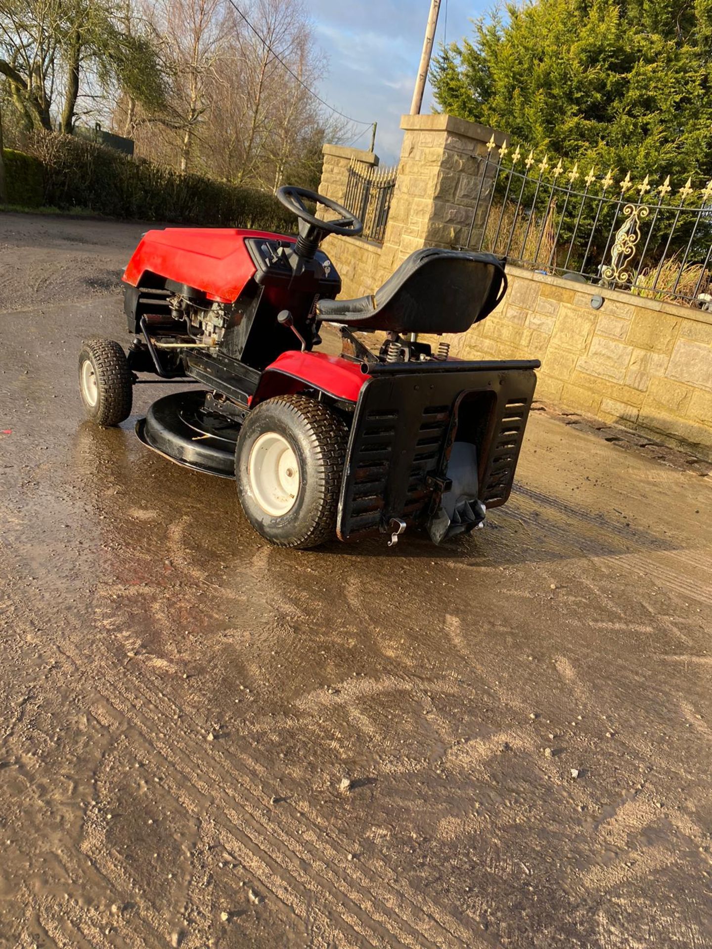 MTD 604 RIDE ON LAWN MOWER, RUNS, DRIVES AND CUTS *NO VAT* - Image 4 of 7