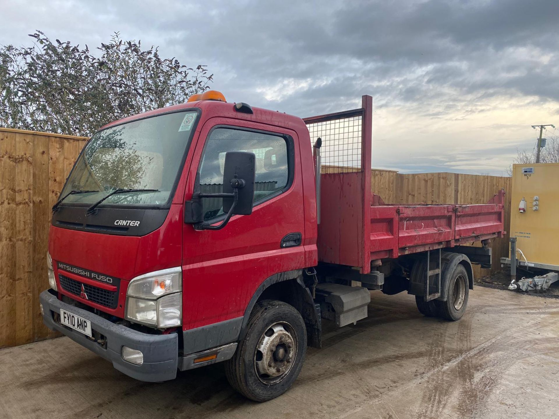 2010/10 REG MITSUBISHI CVS CANTER 75 DAY 7C18 4.9L DIESEL TIPPER, SHOWING 1 FORMER KEEPER *PLUS VAT* - Image 2 of 5