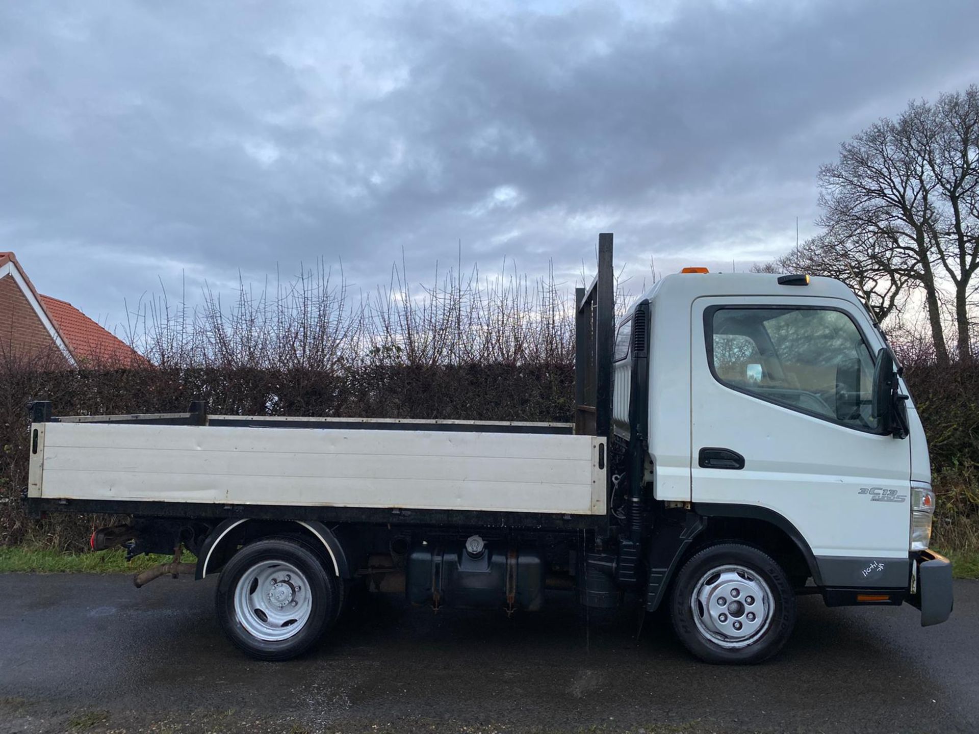 2012/12 REG MITSUBISHI FUSO CANTER 3C13-25 SWB 3.0 DIESEL WHITE TIPPER, SHOWING 0 FORMER KEEPERS - Image 8 of 10