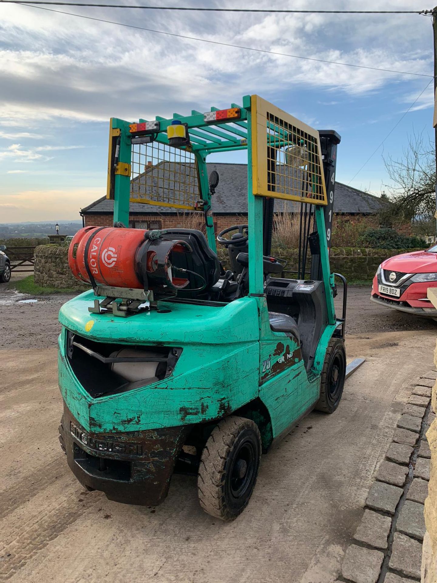 2015 MITSUBISHI FG25NT GAS FORKLIFT, RUNS, DRIVES, LIFTS, CLEAN MACHINE, SIDE SHIFT, CONTAINER SPEC - Image 3 of 5