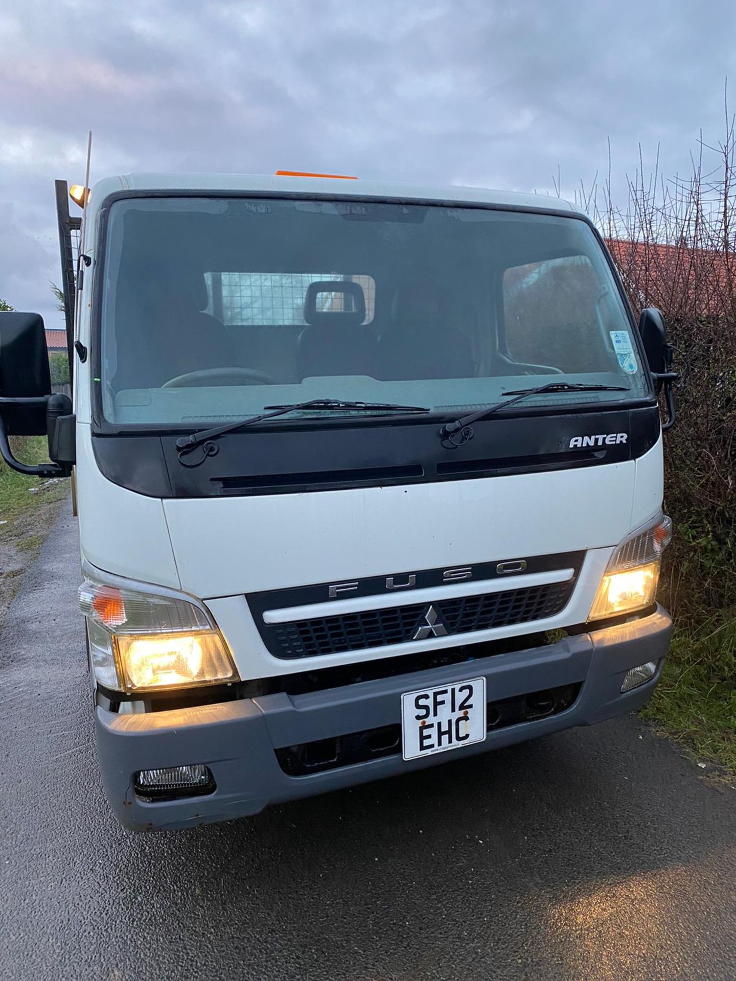 2012/12 REG MITSUBISHI FUSO CANTER 3C13-25 SWB 3.0 DIESEL WHITE TIPPER, SHOWING 0 FORMER KEEPERS - Image 2 of 10