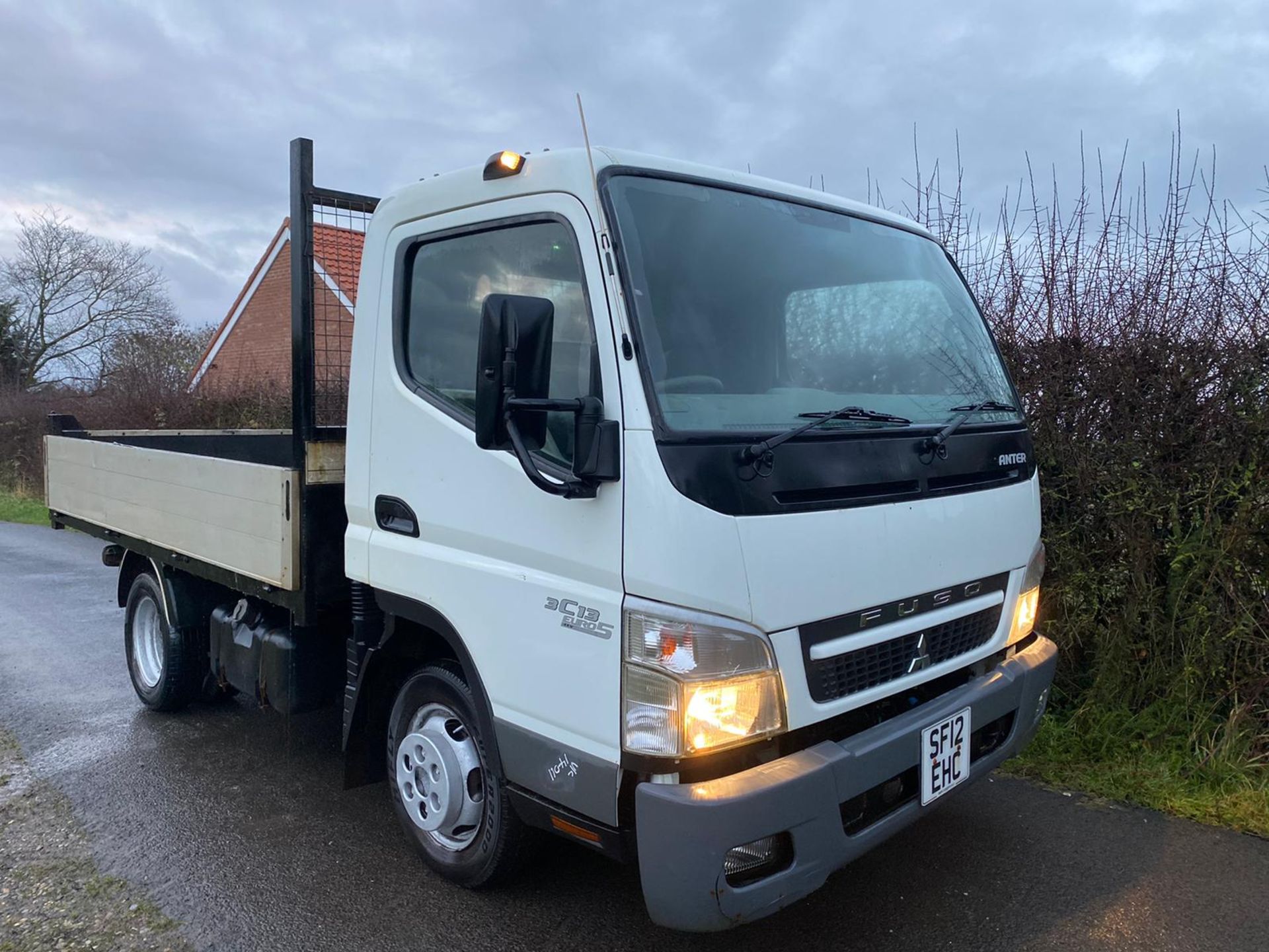 2012/12 REG MITSUBISHI FUSO CANTER 3C13-25 SWB 3.0 DIESEL WHITE TIPPER, SHOWING 0 FORMER KEEPERS