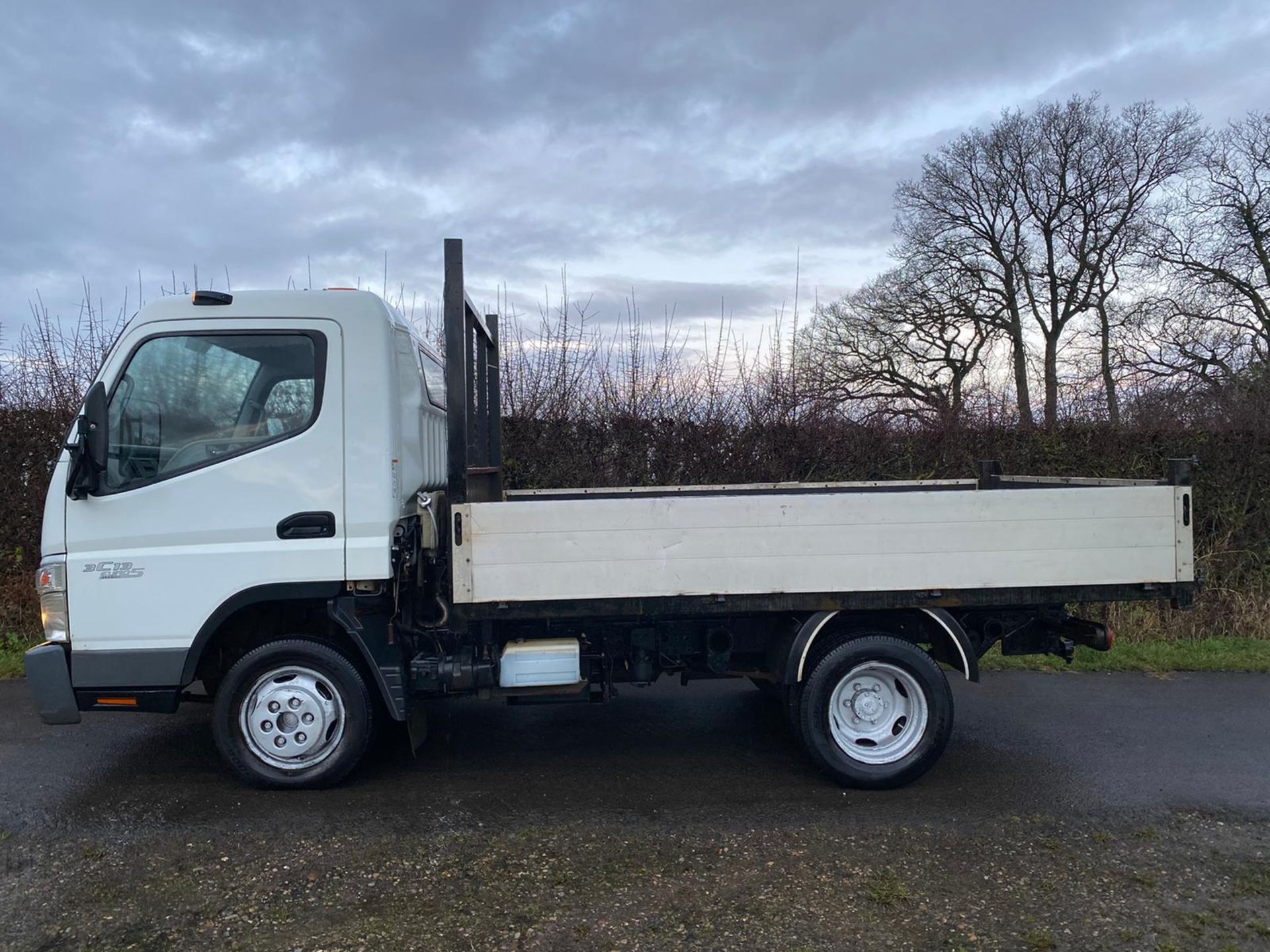2012/12 REG MITSUBISHI FUSO CANTER 3C13-25 SWB 3.0 DIESEL WHITE TIPPER, SHOWING 0 FORMER KEEPERS - Image 4 of 10