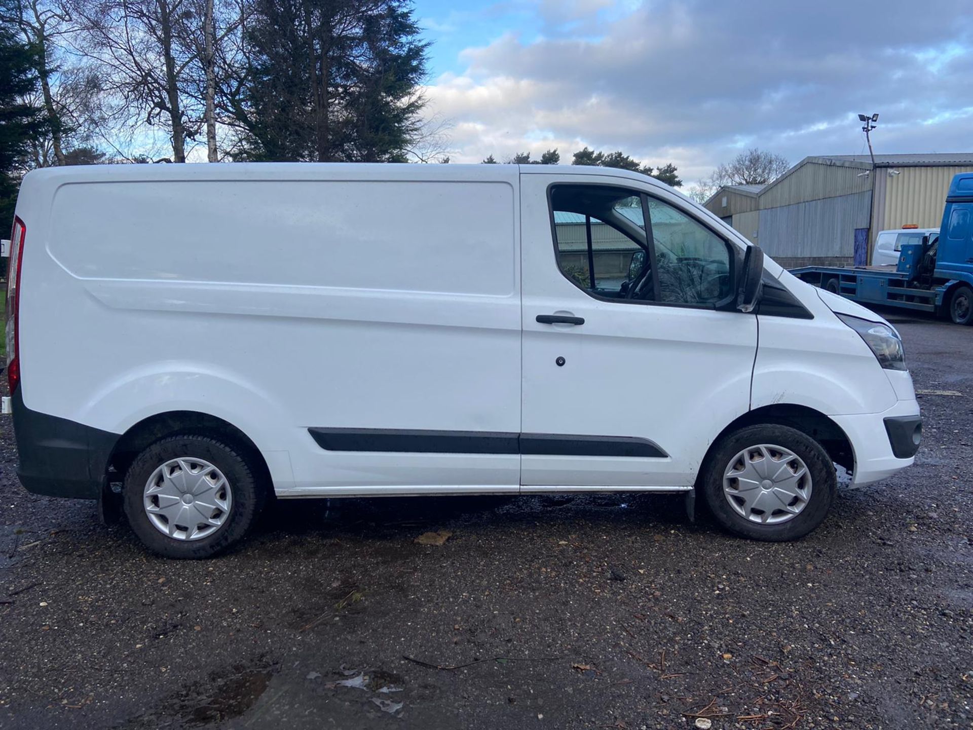 2015/15 REG FORD TRANSIT CUSTOM 290 ECO-TECH 2.2 DIESEL WHITE PANEL VAN, SHOWING 0 FORMER KEEPERS - Image 8 of 10