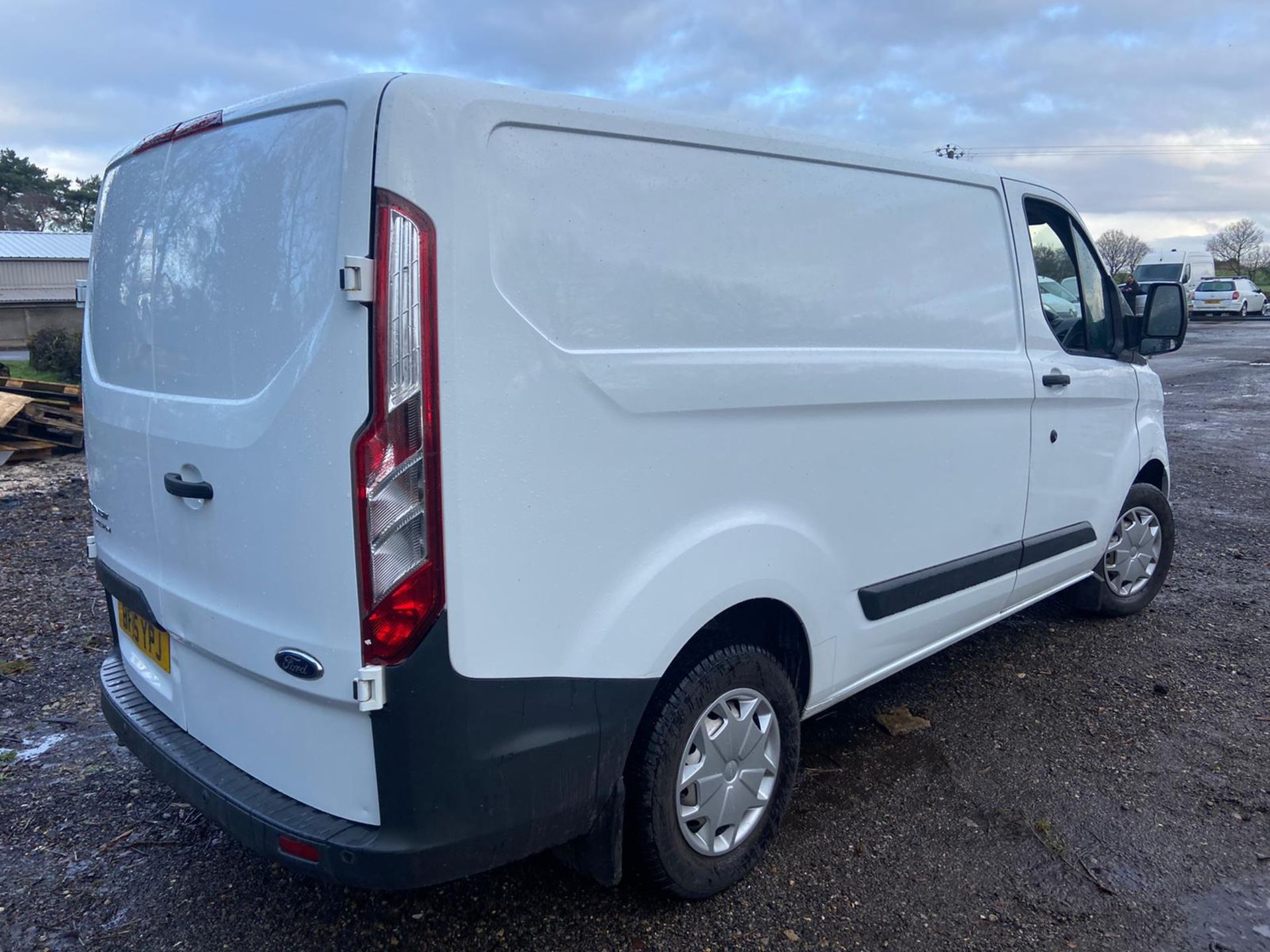 2015/15 REG FORD TRANSIT CUSTOM 290 ECO-TECH 2.2 DIESEL WHITE PANEL VAN, SHOWING 0 FORMER KEEPERS - Image 7 of 10