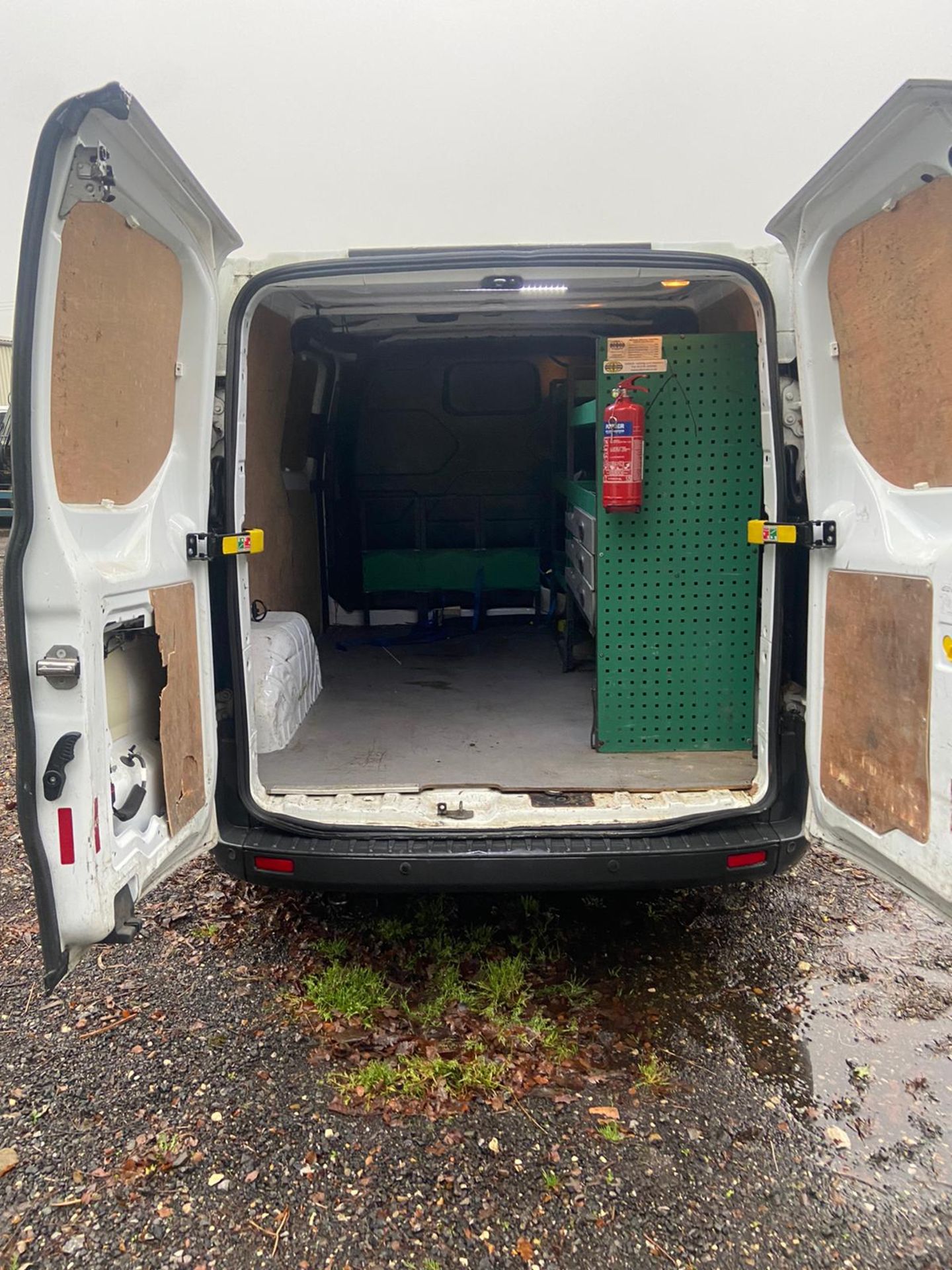 2015/15 REG FORD TRANSIT CUSTOM 290 ECO-TECH 2.2 DIESEL WHITE PANEL VAN, SHOWING 0 FORMER KEEPERS - Image 9 of 10