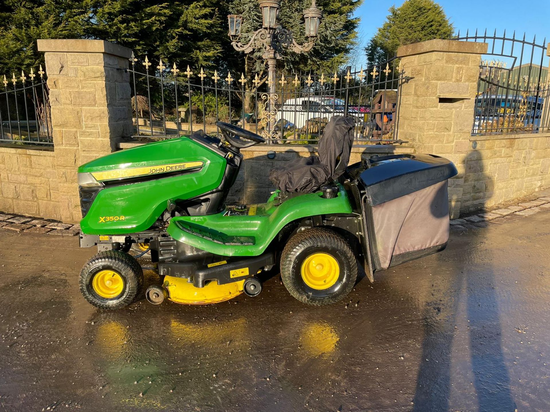 2017 JOHN DEERE X350R RIDE ON MOWER, RUNS, DRIVES AND CUTS, LOW 302 HOURS FROM NEW! *NO VAT*