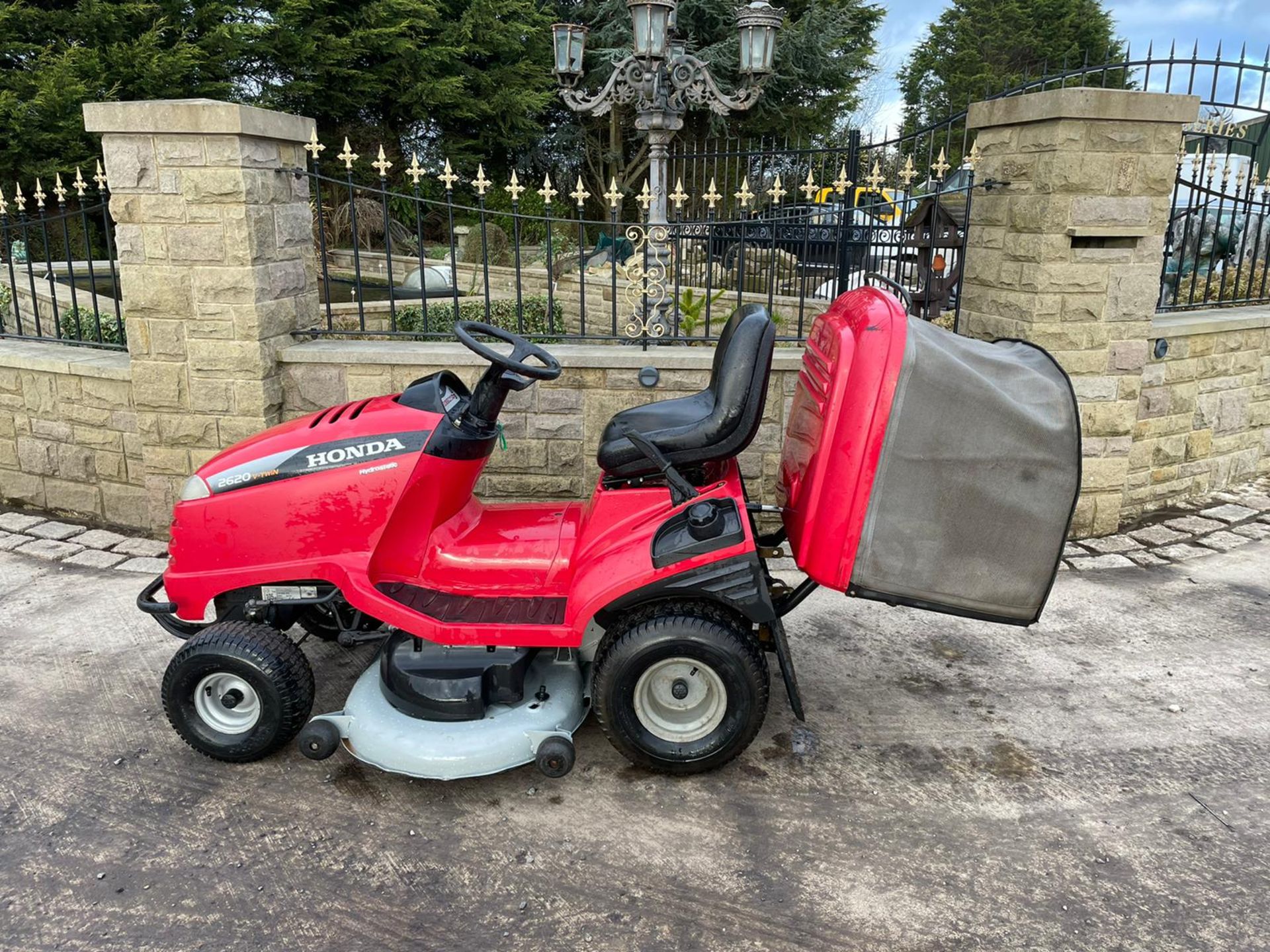 HONDA 2620 V TWIN RIDE ON MOWER, RUNS, DRIVES AND CUTS, CLEAN MACHINE, ELECTRIC COLLECTOR *NO VAT* - Image 7 of 7