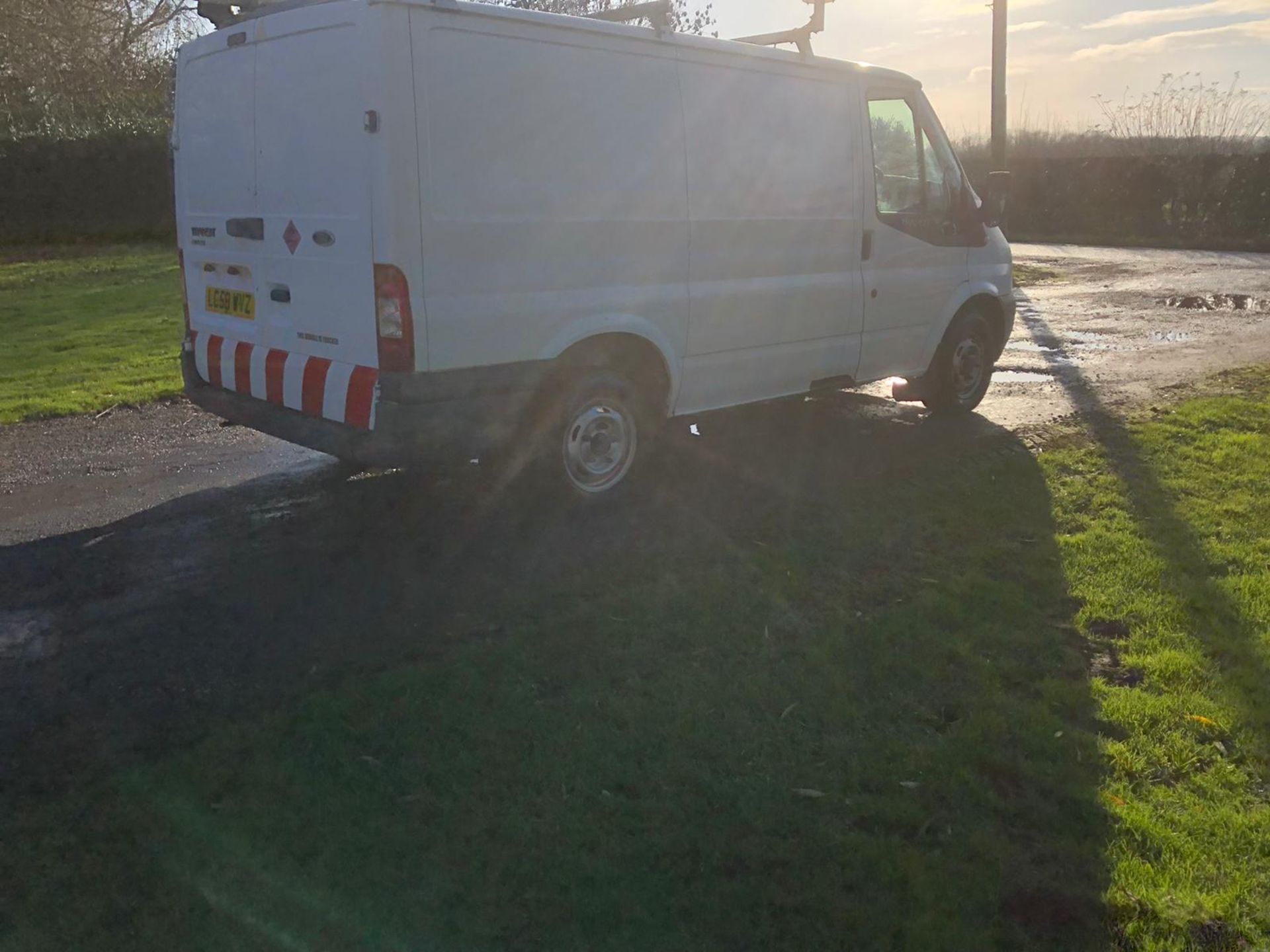 2009/58 REG FORD TRANSIT 85 T260M FWD 2.2 DIESEL WHITE PANEL VAN, SHOWING 0 FORMER KEEPERS - Image 6 of 11