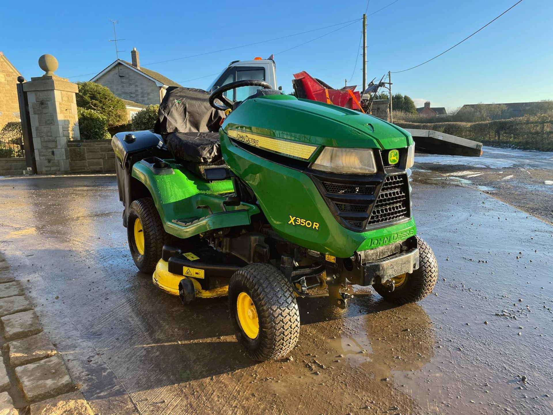 2017 JOHN DEERE X350R RIDE ON MOWER, RUNS, DRIVES AND CUTS, LOW 302 HOURS FROM NEW! *NO VAT* - Image 3 of 5