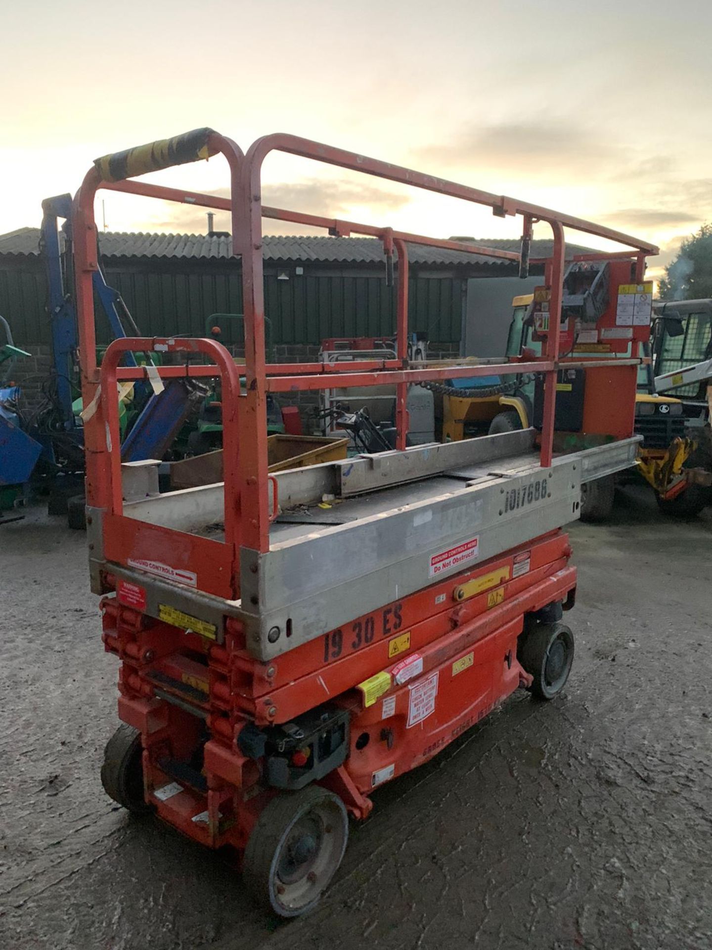 2010 JLG 1930ES SCISSOR LIFT, RUNS, DRIVES AND LIFTS, LOW 216 HOURS, EX HIRE COMPANY, COATES HIRE