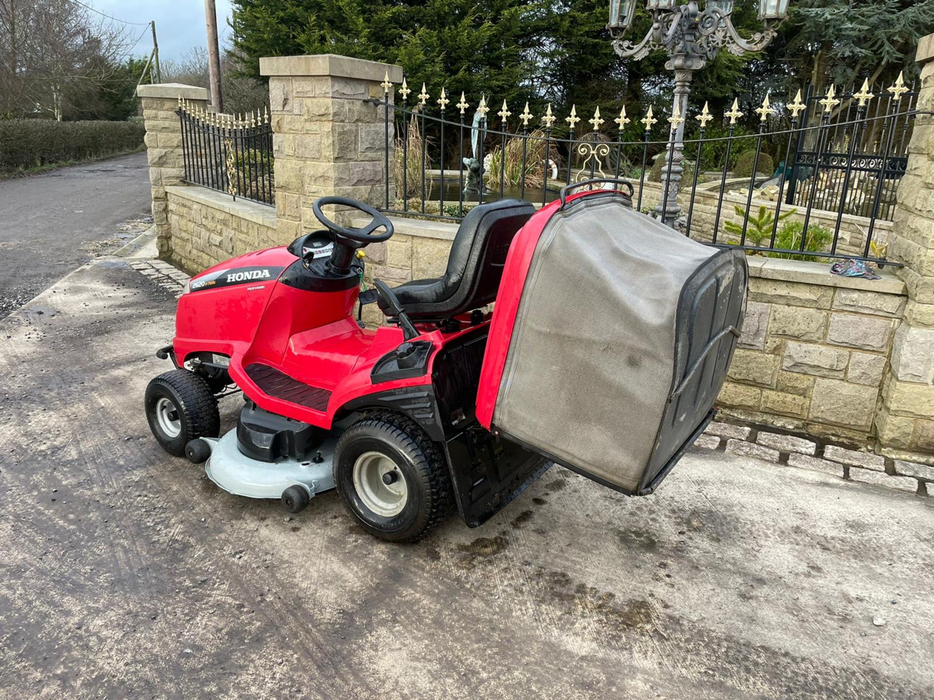 HONDA 2620 V TWIN RIDE ON MOWER, RUNS, DRIVES AND CUTS, CLEAN MACHINE, ELECTRIC COLLECTOR *NO VAT* - Image 5 of 7