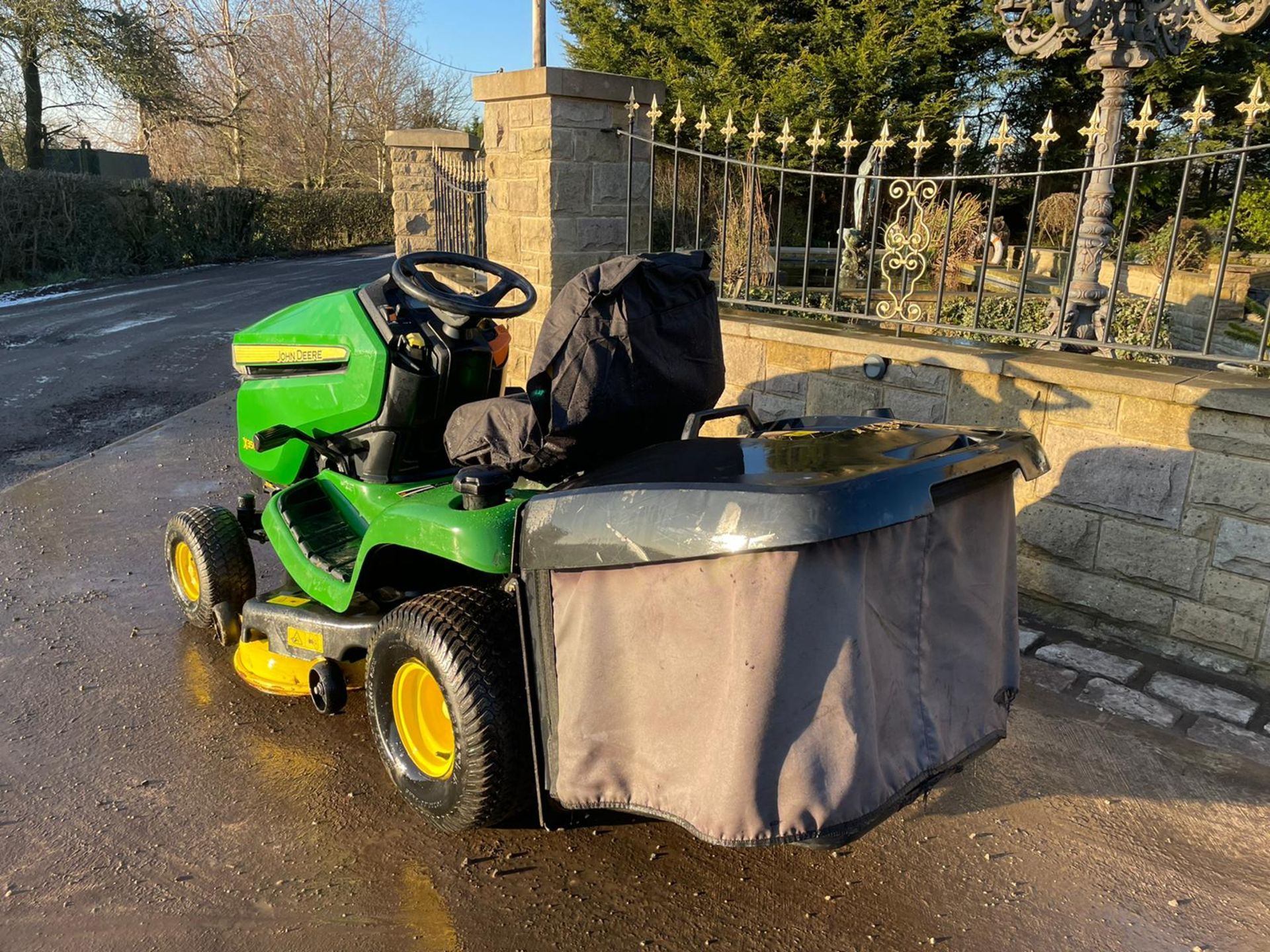 2017 JOHN DEERE X350R RIDE ON MOWER, RUNS, DRIVES AND CUTS, LOW 302 HOURS FROM NEW! *NO VAT* - Image 5 of 5