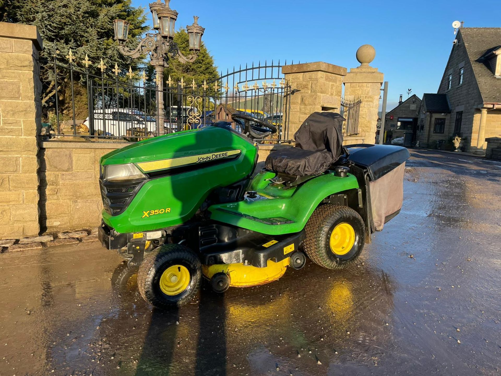 2017 JOHN DEERE X350R RIDE ON MOWER, RUNS, DRIVES AND CUTS, LOW 302 HOURS FROM NEW! *NO VAT* - Image 2 of 5