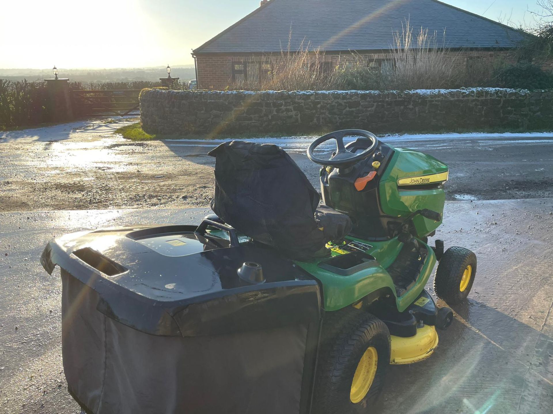 2017 JOHN DEERE X350R RIDE ON MOWER, RUNS, DRIVES AND CUTS, LOW 302 HOURS FROM NEW! *NO VAT* - Image 4 of 5