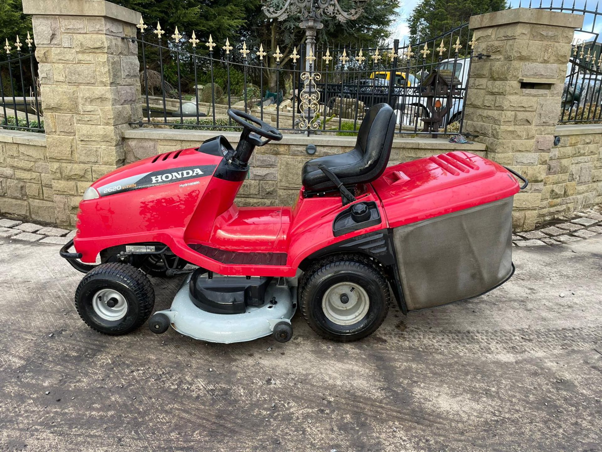 HONDA 2620 V TWIN RIDE ON MOWER, RUNS, DRIVES AND CUTS, CLEAN MACHINE, ELECTRIC COLLECTOR *NO VAT* - Image 6 of 7