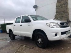 2011/11 REG TOYOTA HILUX HL2 D-4D 4X4 DCB 2.5 DIESEL LIGHT 4X4 UTILITY, SHOWING 1 FORMER KEEPER