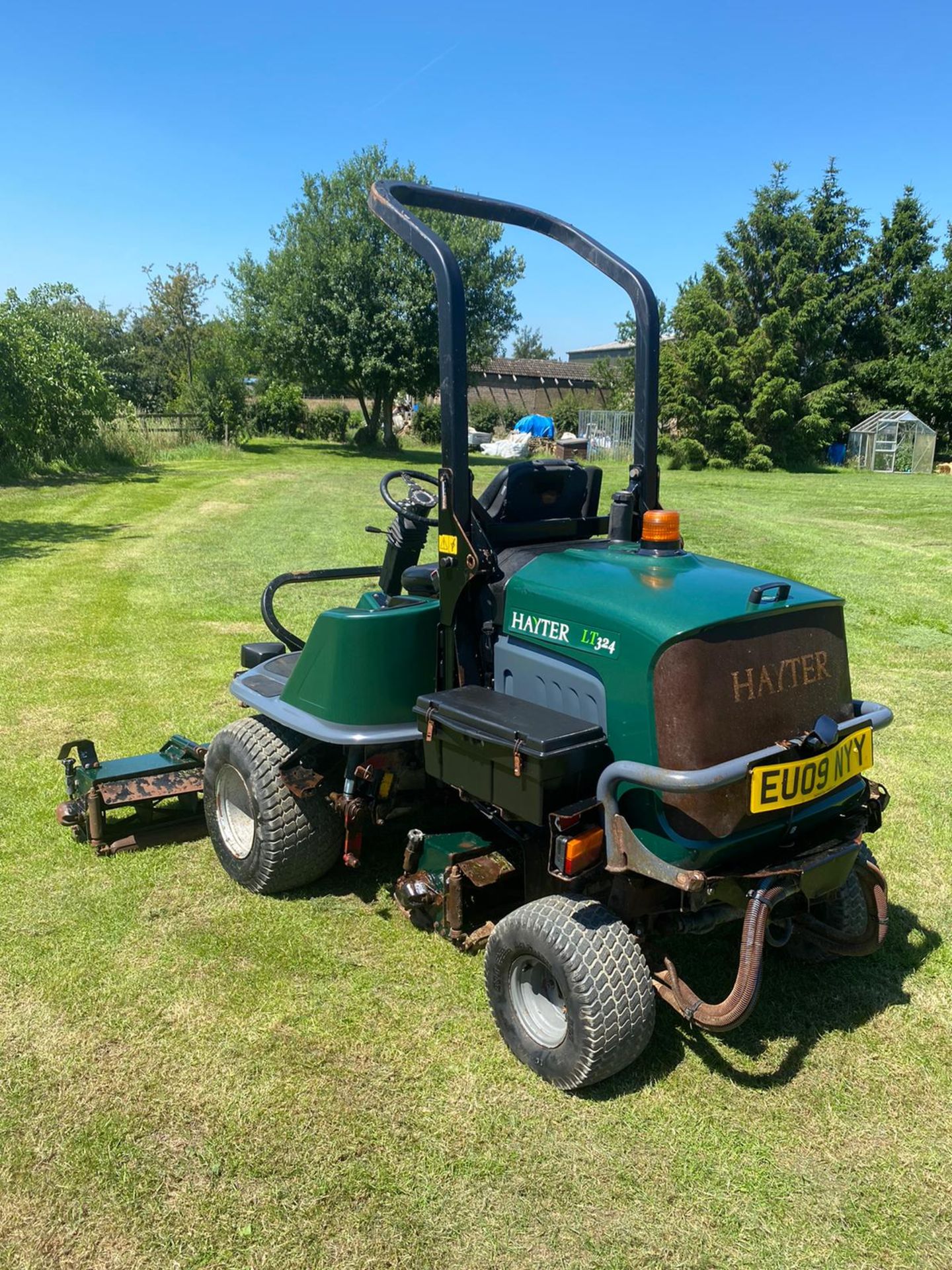 2009/09 REG HAYTER LT324 RIDE ON LAWN MOWER, 4 WHEEL DRIVE, HYDROSTATIC DRIVE *PLUS VAT* - Image 2 of 7