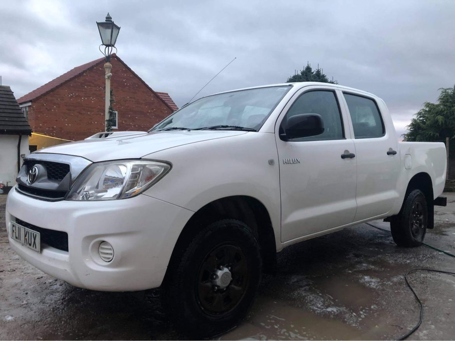 2011/11 REG TOYOTA HILUX HL2 D-4D 4X4 DCB 2.5 DIESEL LIGHT 4X4 UTILITY, SHOWING 1 FORMER KEEPER - Image 3 of 9