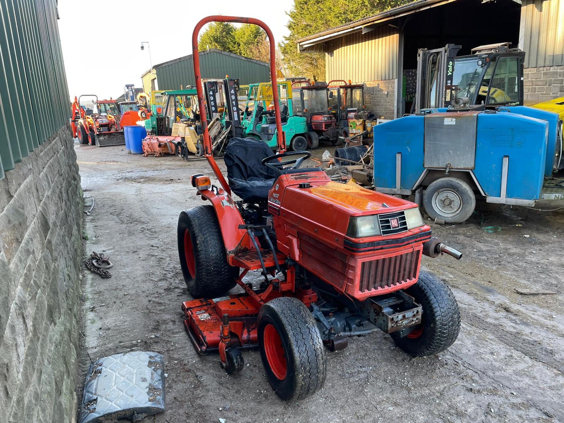 KUBOTA B1750 COMPACT WITH UNDERSLUNG DECK, RUNS, DRIVES AND CUTS, CLEAN MACHINE, CANOPY *PLUS VAT* - Image 4 of 5