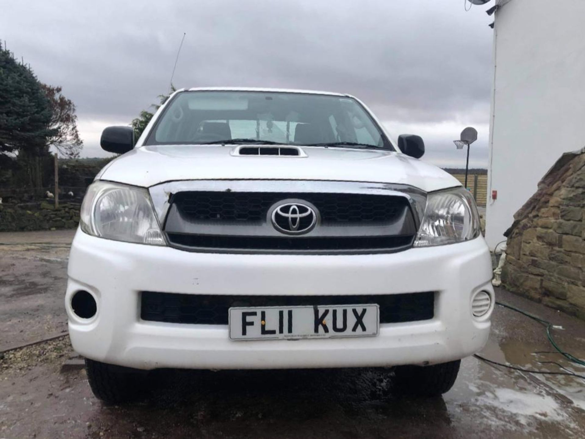 2011/11 REG TOYOTA HILUX HL2 D-4D 4X4 DCB 2.5 DIESEL LIGHT 4X4 UTILITY, SHOWING 1 FORMER KEEPER - Image 2 of 9