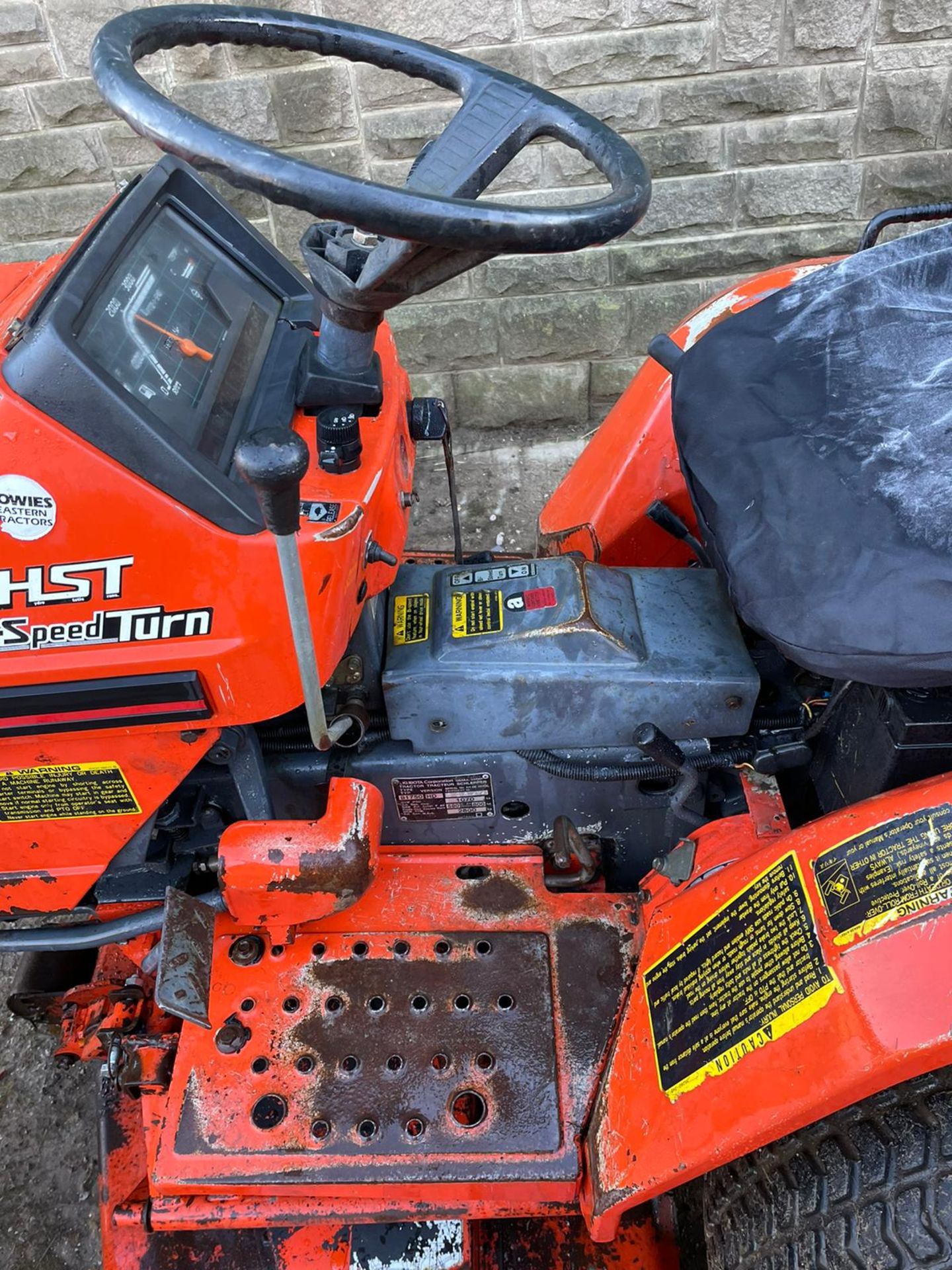 KUBOTA B1750 COMPACT WITH UNDERSLUNG DECK, RUNS, DRIVES AND CUTS, CLEAN MACHINE, CANOPY *PLUS VAT* - Image 3 of 5