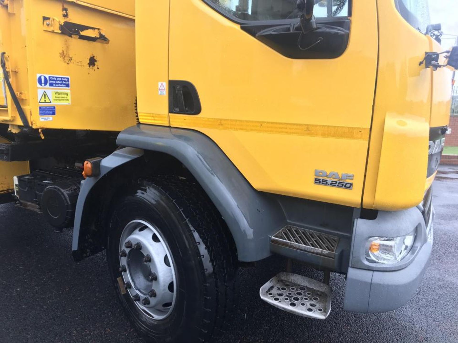 2013/62 REG DAF TRUCKS LF FA 55.250 YELLOW TIPPER 18 TON 3 WAY MANUAL GEARBOX, EX COUNCIL *PLUS VAT* - Image 6 of 30