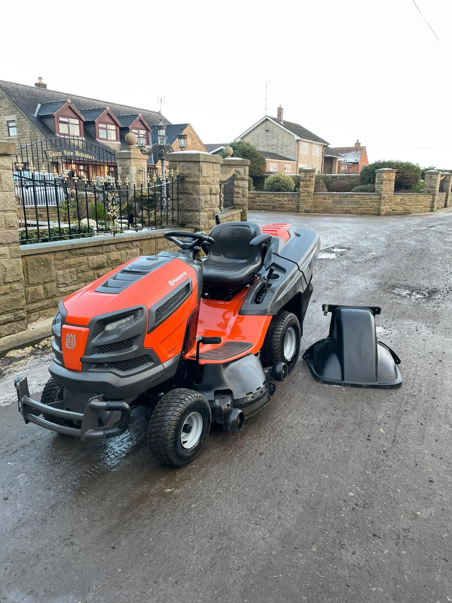 HUSQVARNA RC342T RIDE ON LAWN MOWER, RUNS, WORKS AND CUTS, SOLD NEW IN 2018, C/W GRASS DEFLECTOR - Image 2 of 7