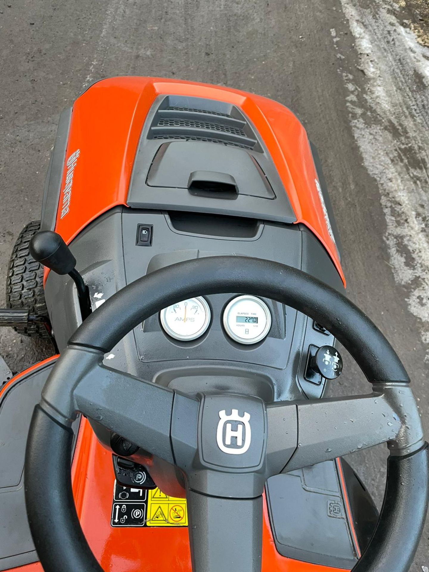 HUSQVARNA RC342T RIDE ON LAWN MOWER, RUNS, WORKS AND CUTS, SOLD NEW IN 2018, C/W GRASS DEFLECTOR - Image 6 of 7