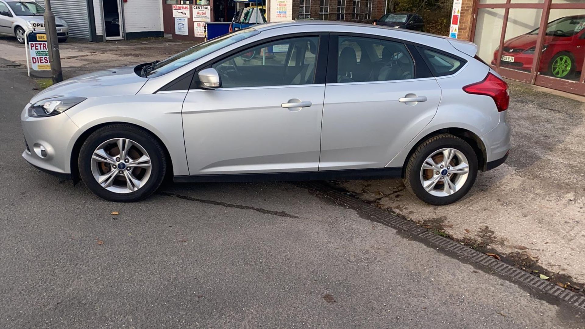 2013/63 REG FORD FOCUS ZETEC TURBO 998CC PETROL 5DR HATCHBACK, SHOWING 2 FORMER KEEPERS *NO VAT* - Image 2 of 9