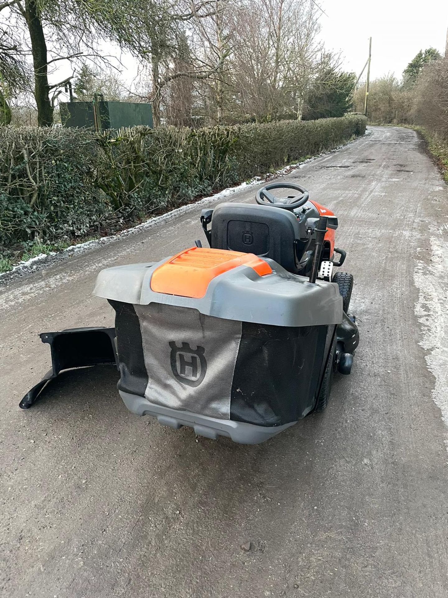 HUSQVARNA RC342T RIDE ON LAWN MOWER, RUNS, WORKS AND CUTS, SOLD NEW IN 2018, C/W GRASS DEFLECTOR - Image 5 of 7