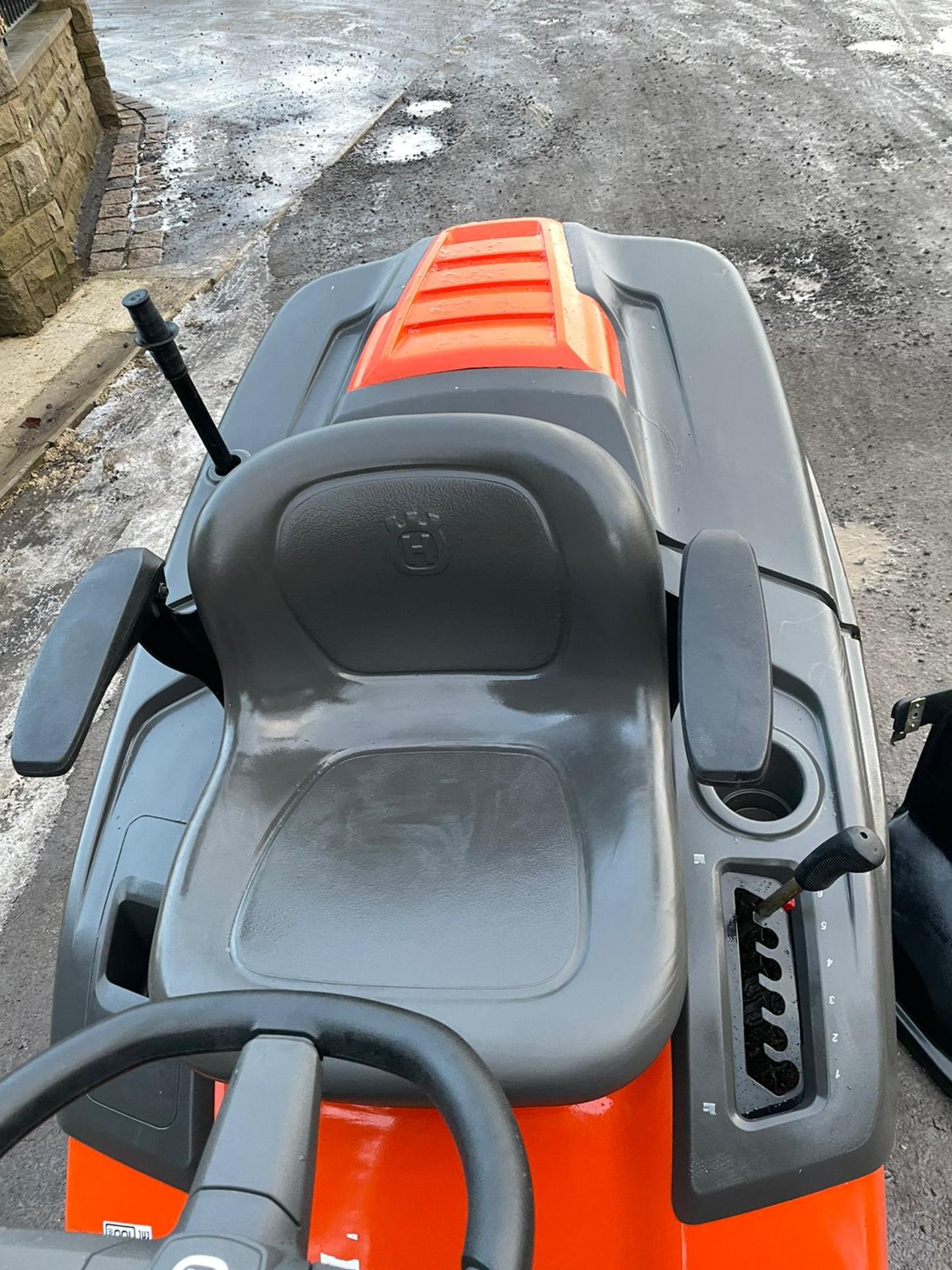 HUSQVARNA RC342T RIDE ON LAWN MOWER, RUNS, WORKS AND CUTS, SOLD NEW IN 2018, C/W GRASS DEFLECTOR - Image 3 of 7