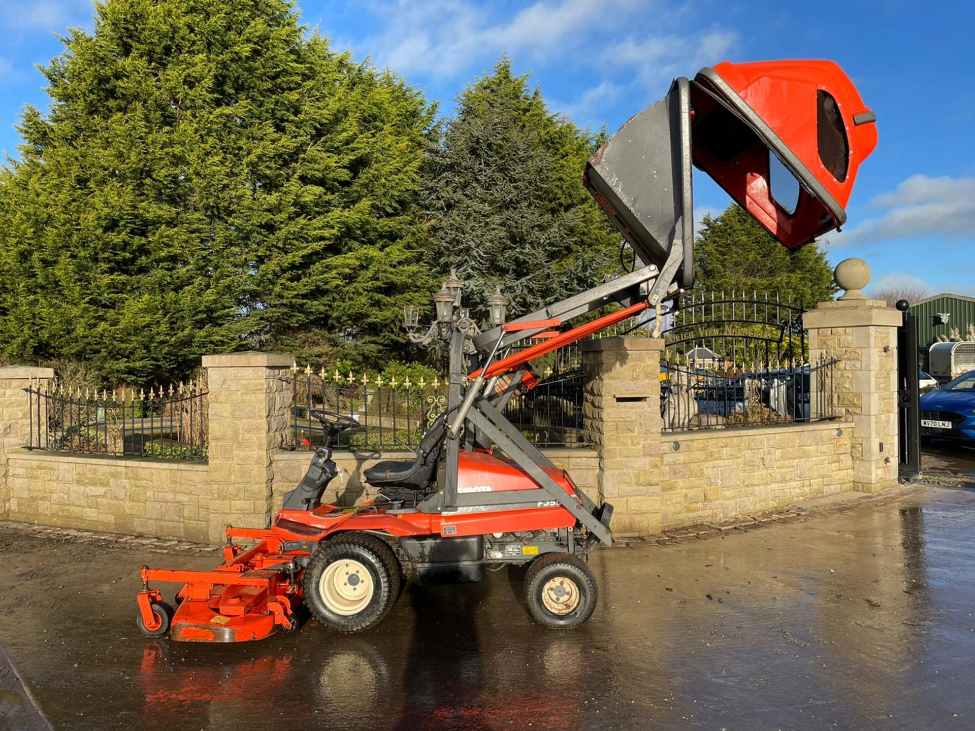 KUBOTA F3560 OUTFRONT RIDE ON LAWN MOWER, RUNS, DRIVES AND CUTS, HIGH TIP COLLECTOR *PLUS VAT*