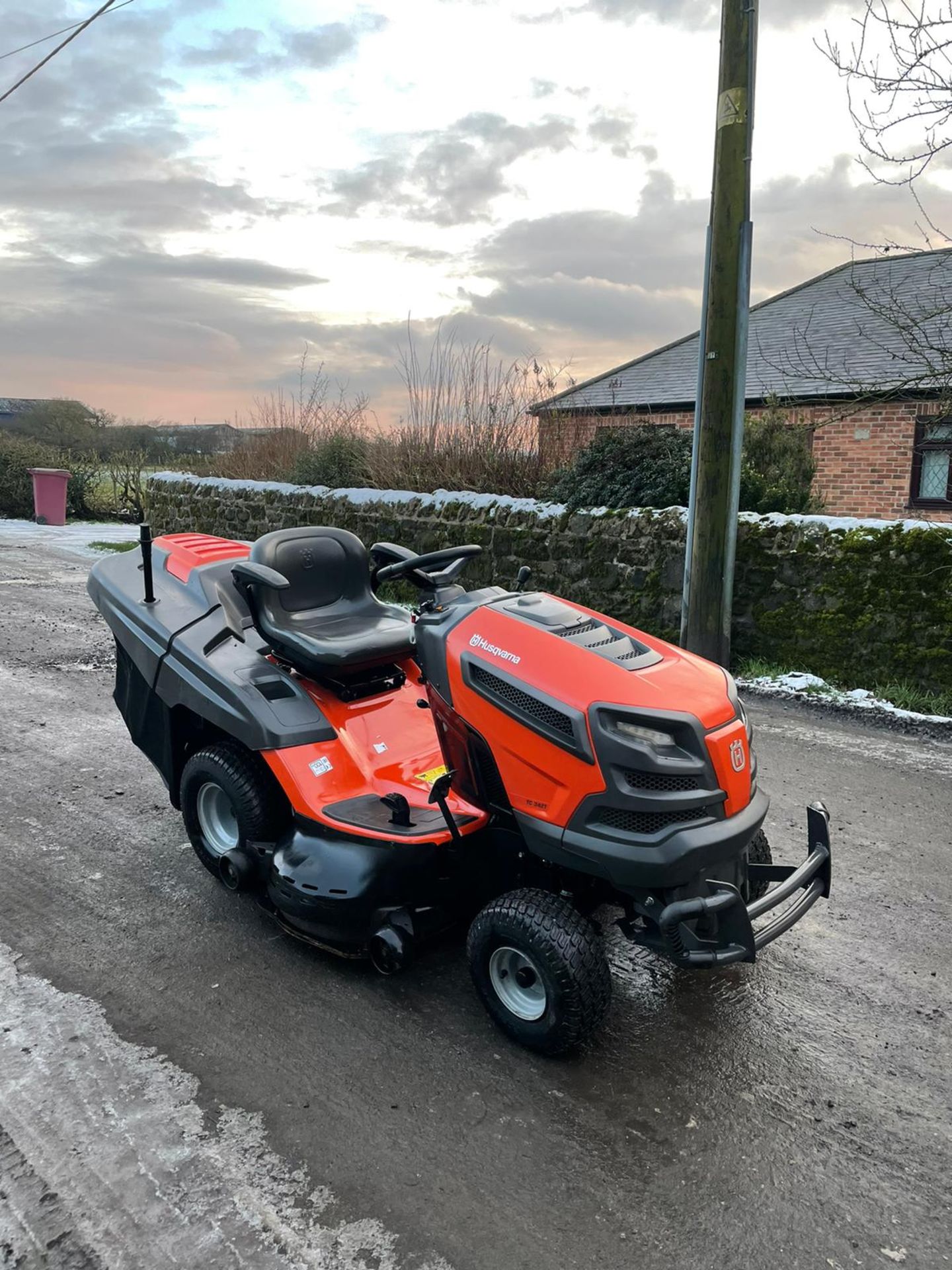 HUSQVARNA RC342T RIDE ON LAWN MOWER, RUNS, WORKS AND CUTS, SOLD NEW IN 2018, C/W GRASS DEFLECTOR