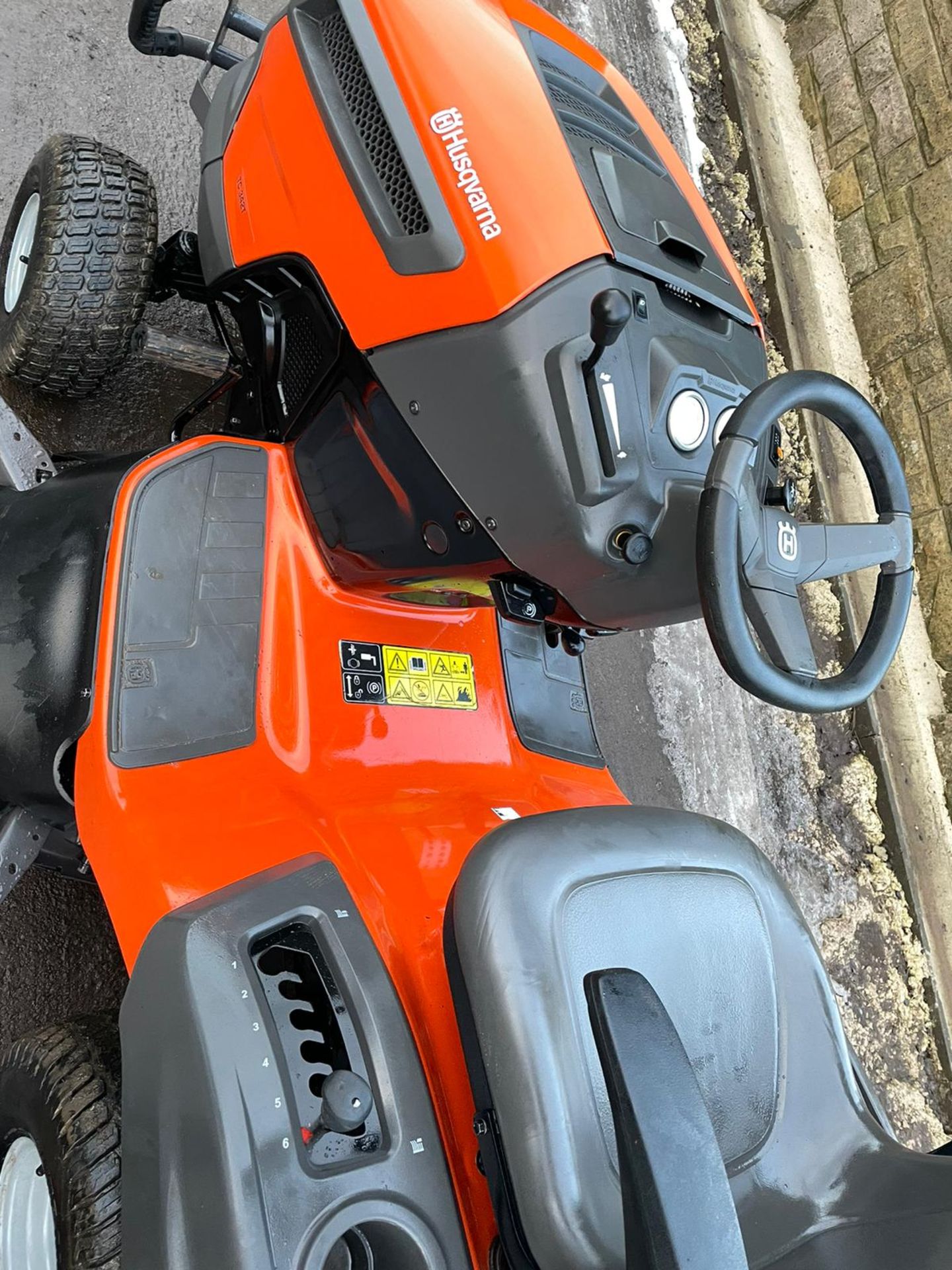 HUSQVARNA RC342T RIDE ON LAWN MOWER, RUNS, WORKS AND CUTS, SOLD NEW IN 2018, C/W GRASS DEFLECTOR - Image 7 of 7