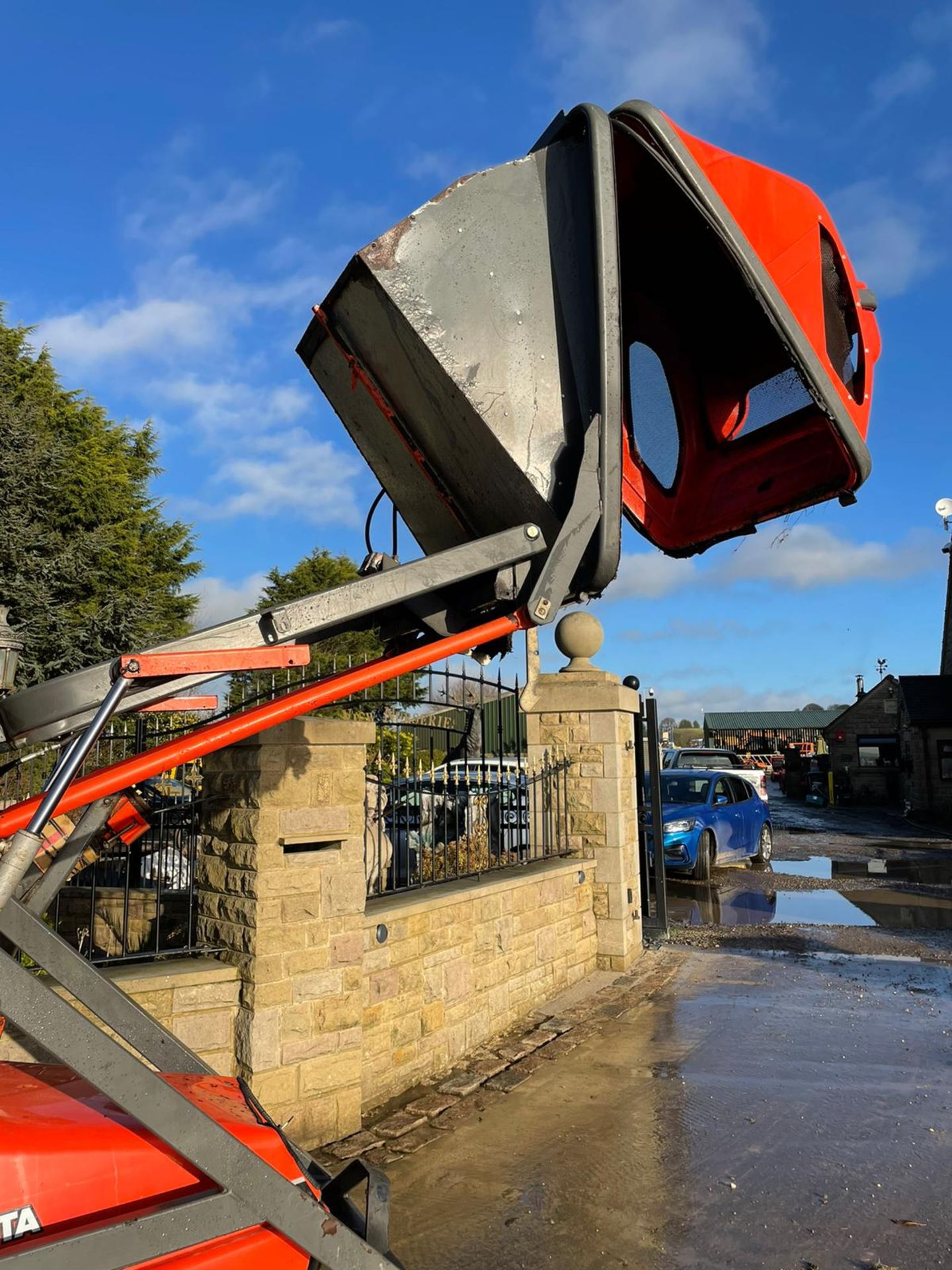 KUBOTA F3560 OUTFRONT RIDE ON LAWN MOWER, RUNS, DRIVES AND CUTS, HIGH TIP COLLECTOR *PLUS VAT* - Image 8 of 9