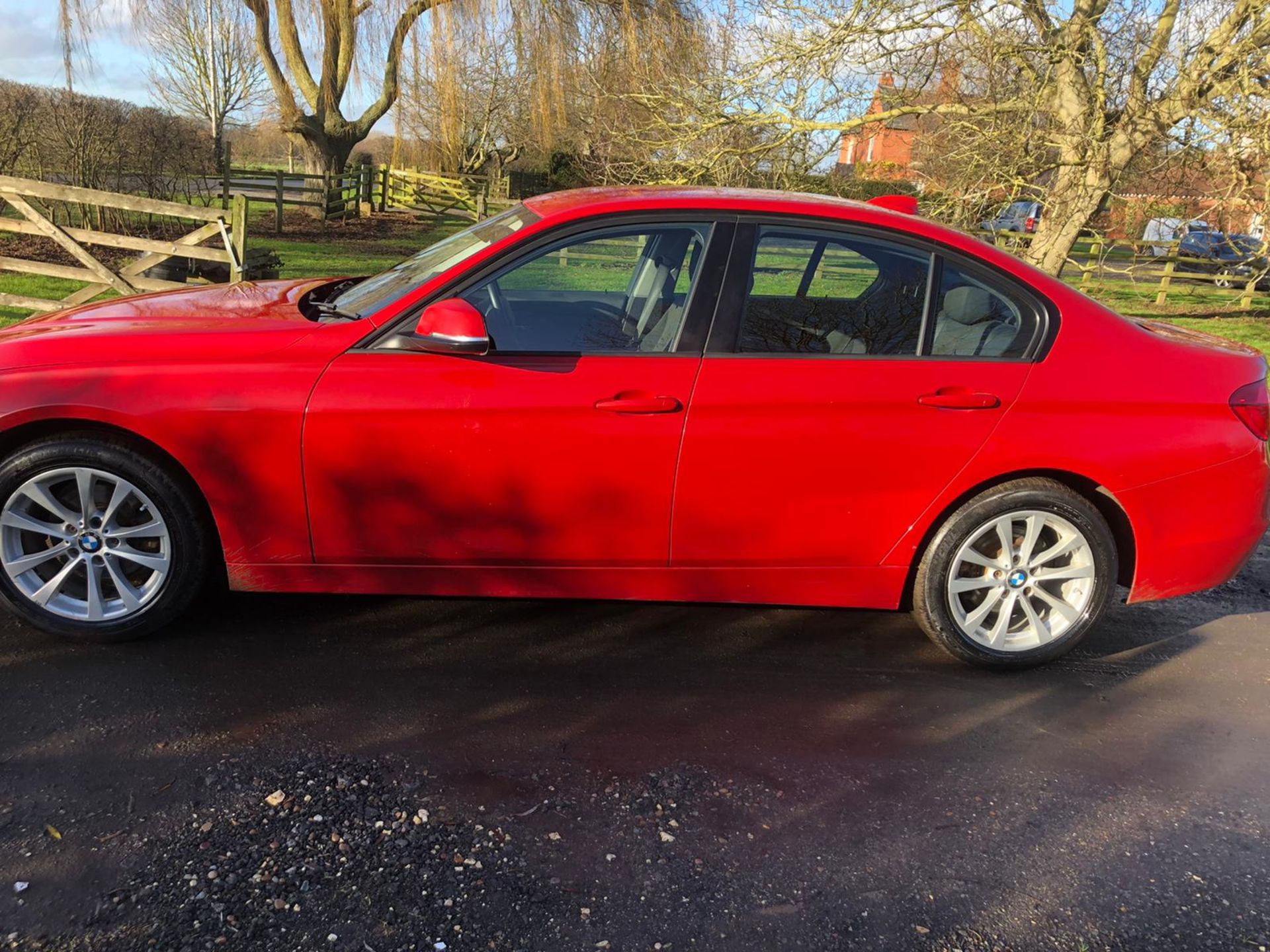 2015/65 REG BMW 318D SE 2.0 DIESEL RED 4 DOOR SALOON, SHOWING 0 FORMER KEEPERS *NO VAT* - Image 4 of 15