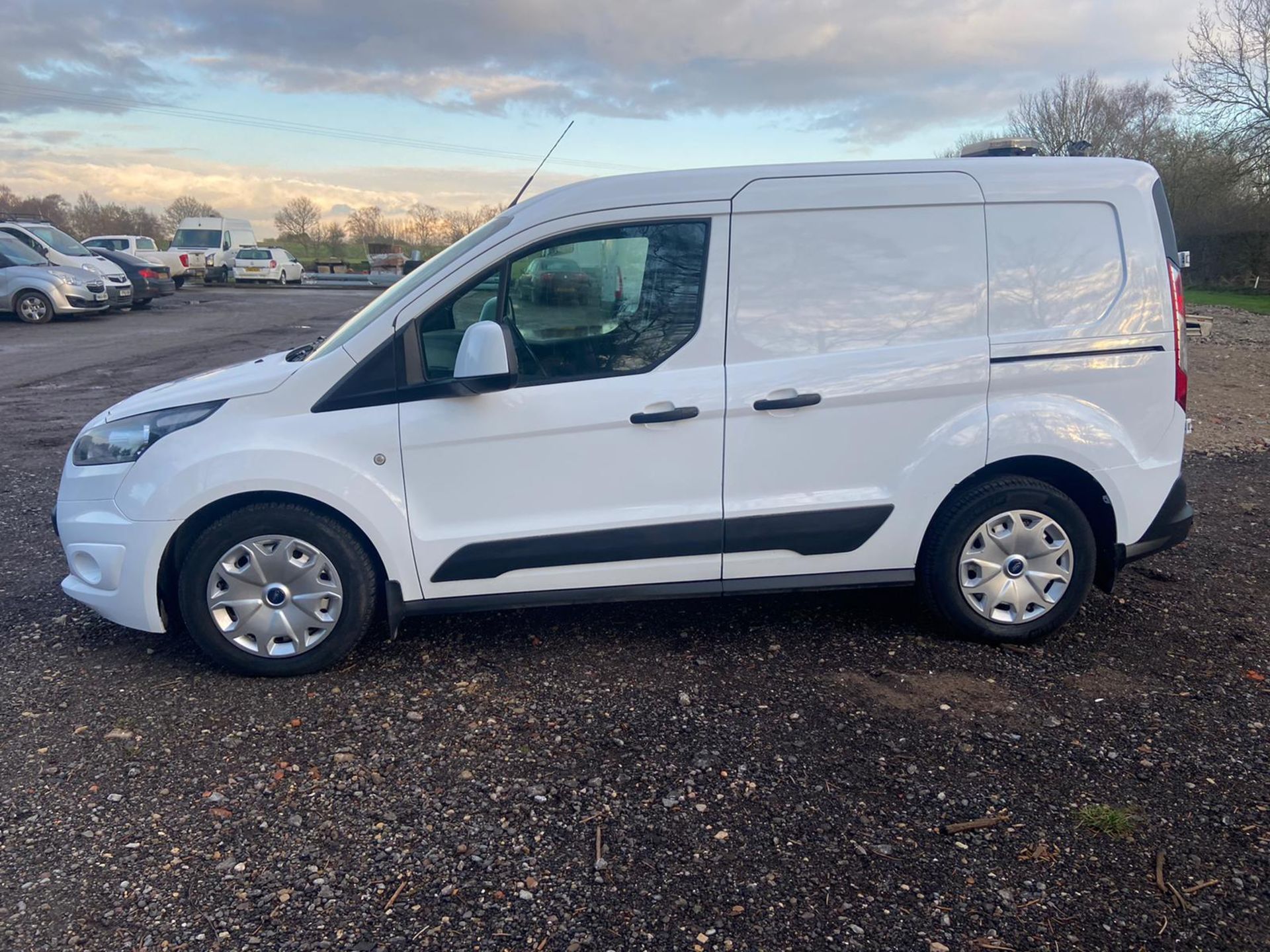 2015/15 REG FORD TRANSIT CONNECT 200 ECONETIC 1.6 DIESEL WHITE PANEL VAN, SHOWING 0 FORMER KEEPERS - Image 4 of 11