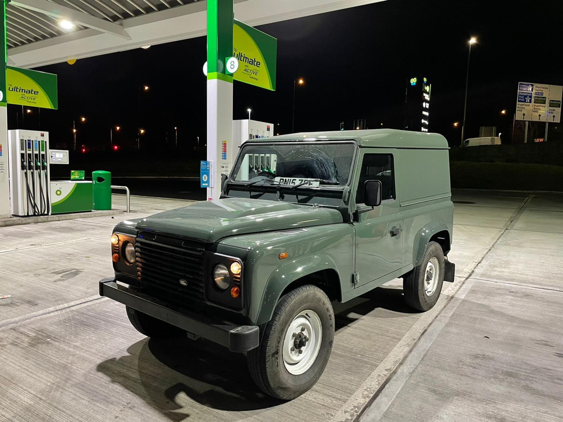 2015/15 REG LAND ROVER DEFENDER 90 HARD TOP TD 2.2 DIESEL LIGHT 4X4 UTILITY, SHOWING 1 FORMER KEEPER - Image 2 of 4