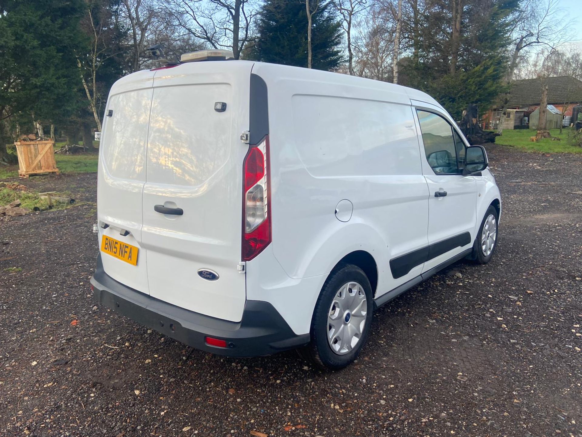 2015/15 REG FORD TRANSIT CONNECT 200 ECONETIC 1.6 DIESEL WHITE PANEL VAN, SHOWING 0 FORMER KEEPERS - Image 7 of 11