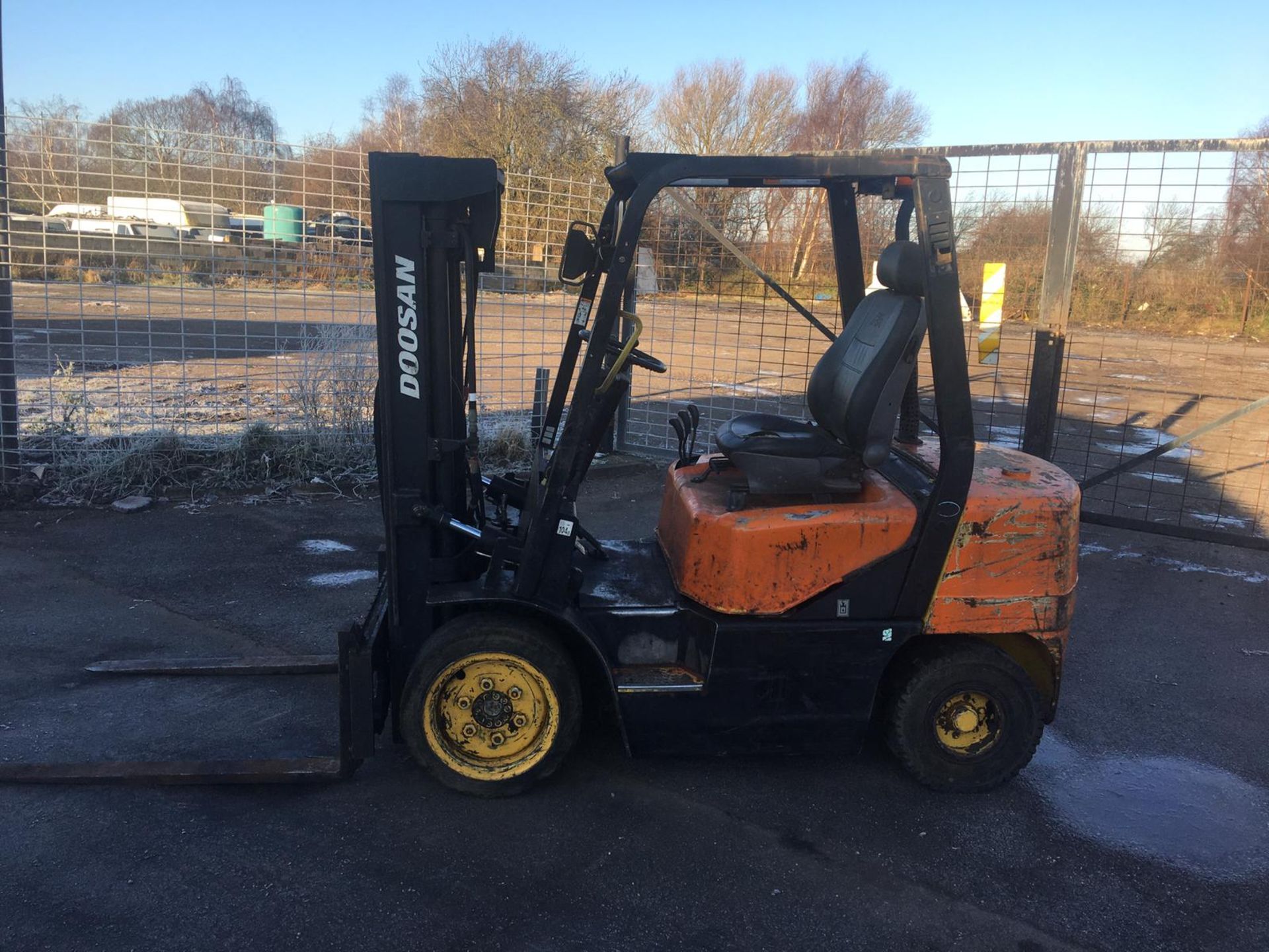 DAEWOO DOOSAN 3 TONNE DIESEL FORKLIFT, 3 STAGE MAST, SIDE SHIFT, GOOD BRAKES, HANDBRAKE *NO VAT* - Image 7 of 15