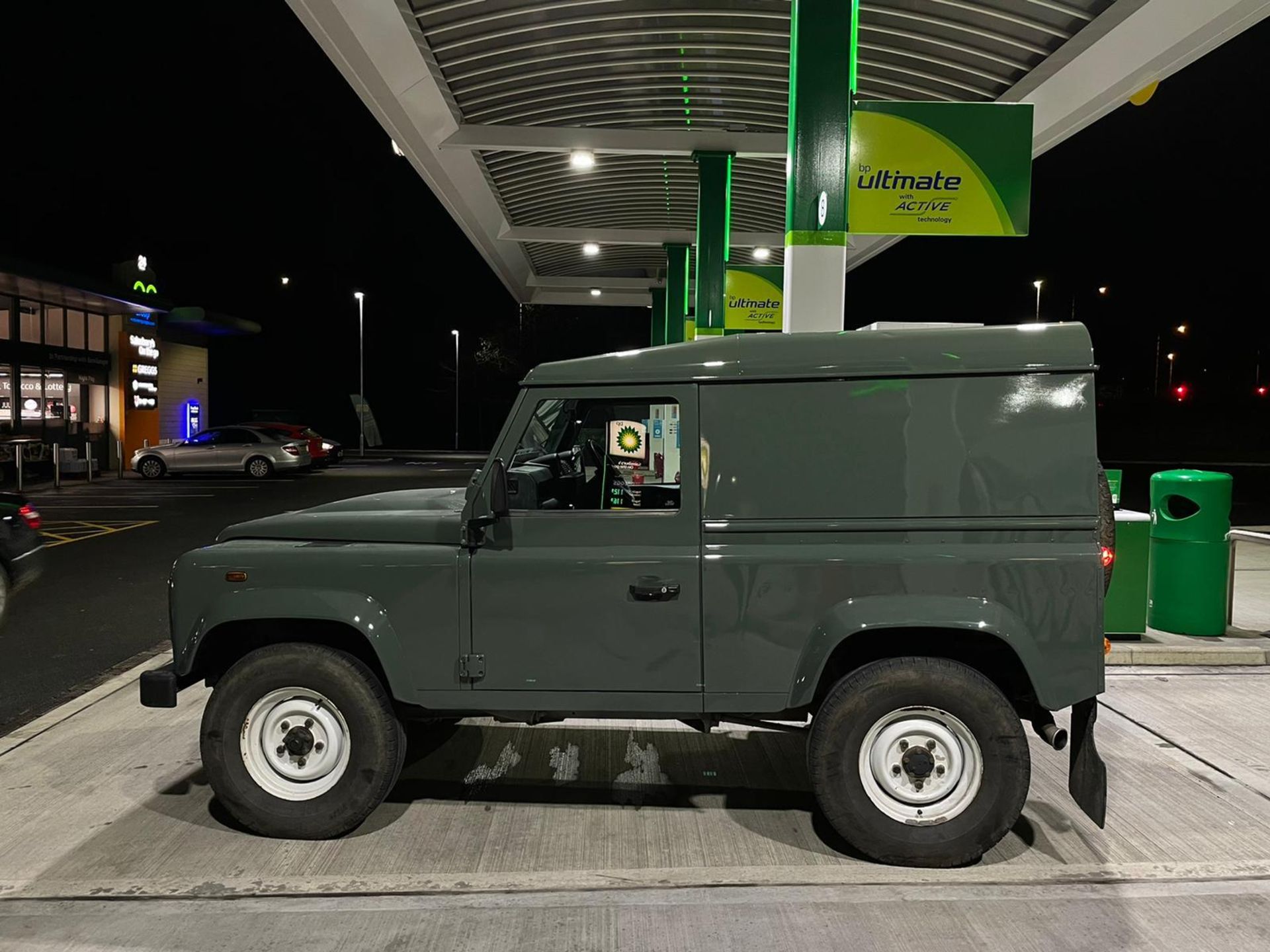 2015/15 REG LAND ROVER DEFENDER 90 HARD TOP TD 2.2 DIESEL LIGHT 4X4 UTILITY, SHOWING 1 FORMER KEEPER - Image 3 of 4