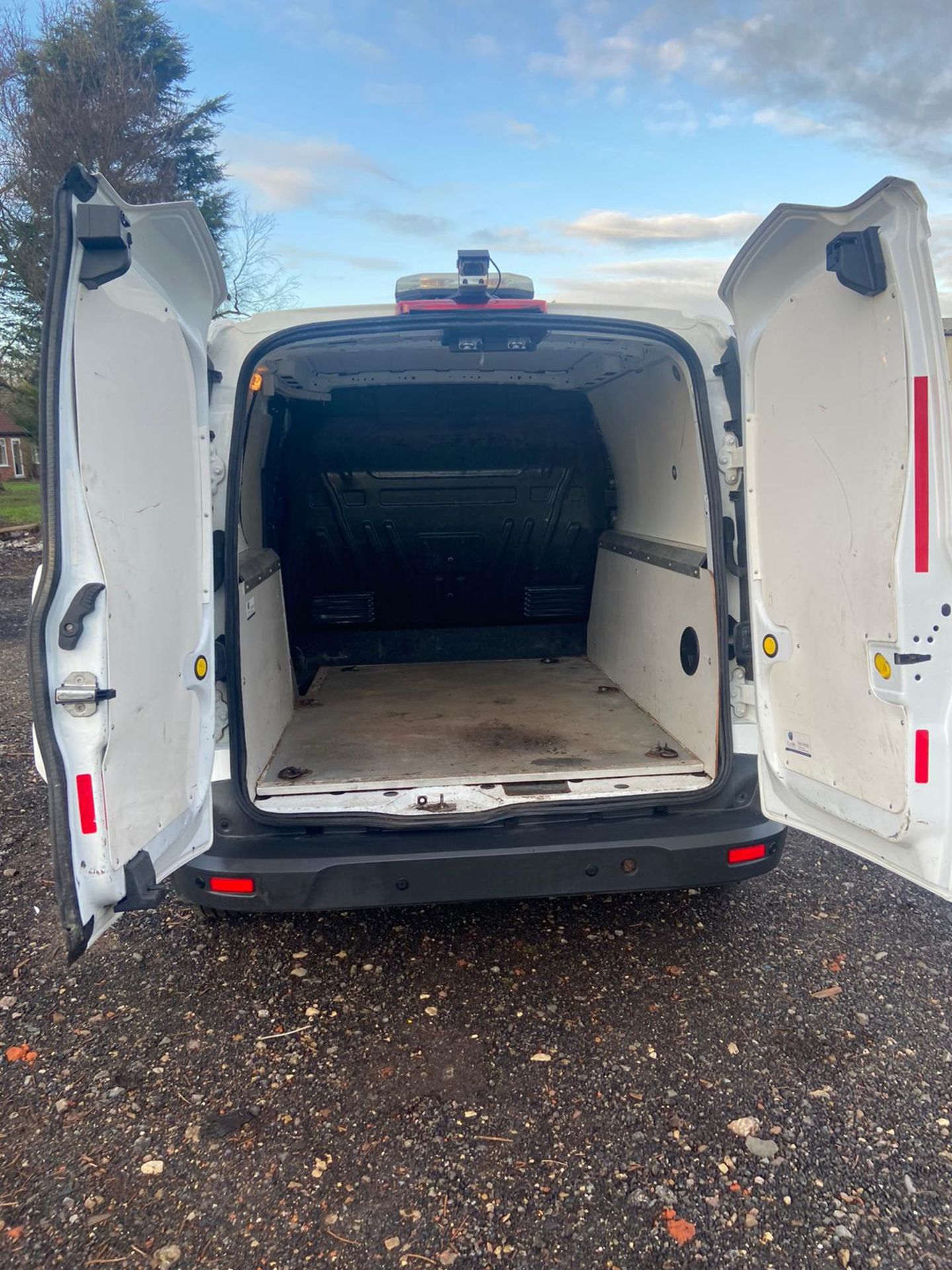 2015/15 REG FORD TRANSIT CONNECT 200 ECONETIC 1.6 DIESEL WHITE PANEL VAN, SHOWING 0 FORMER KEEPERS - Image 9 of 11