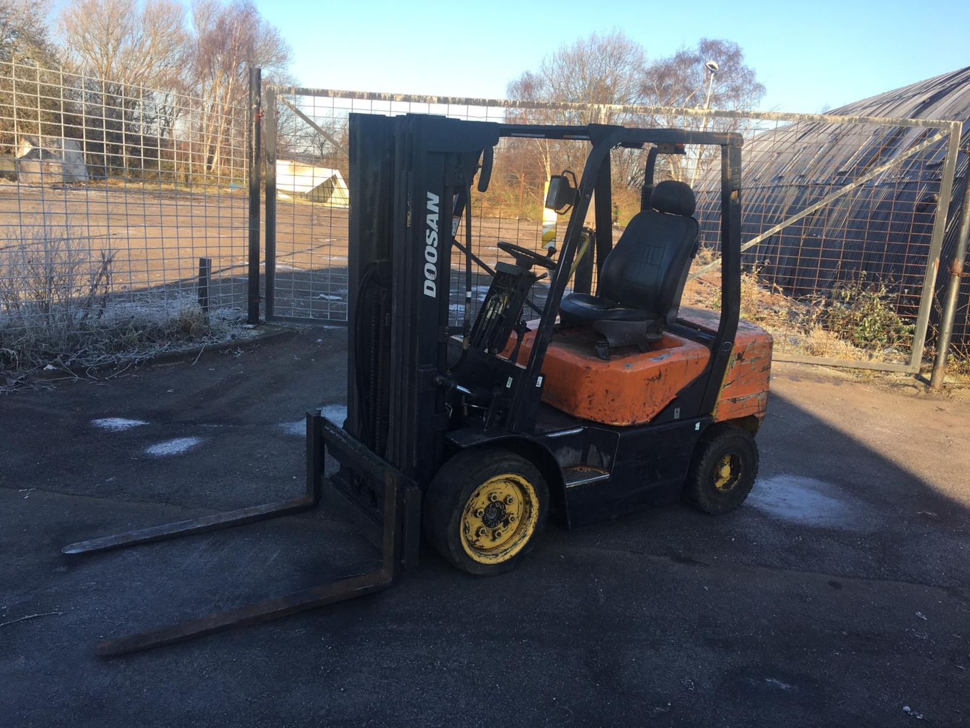 DAEWOO DOOSAN 3 TONNE DIESEL FORKLIFT, 3 STAGE MAST, SIDE SHIFT, GOOD BRAKES, HANDBRAKE *NO VAT* - Image 2 of 15